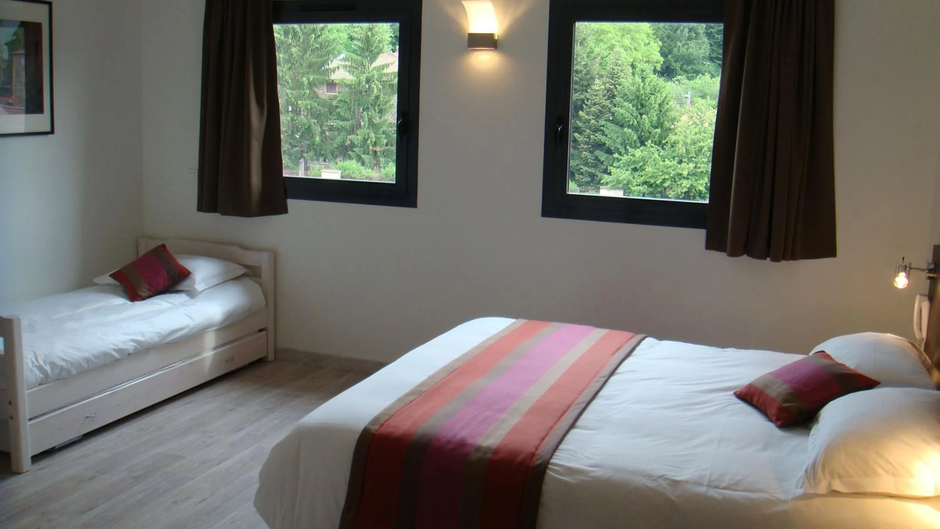 Photo of the whole room, Bed in Côté Hôtel