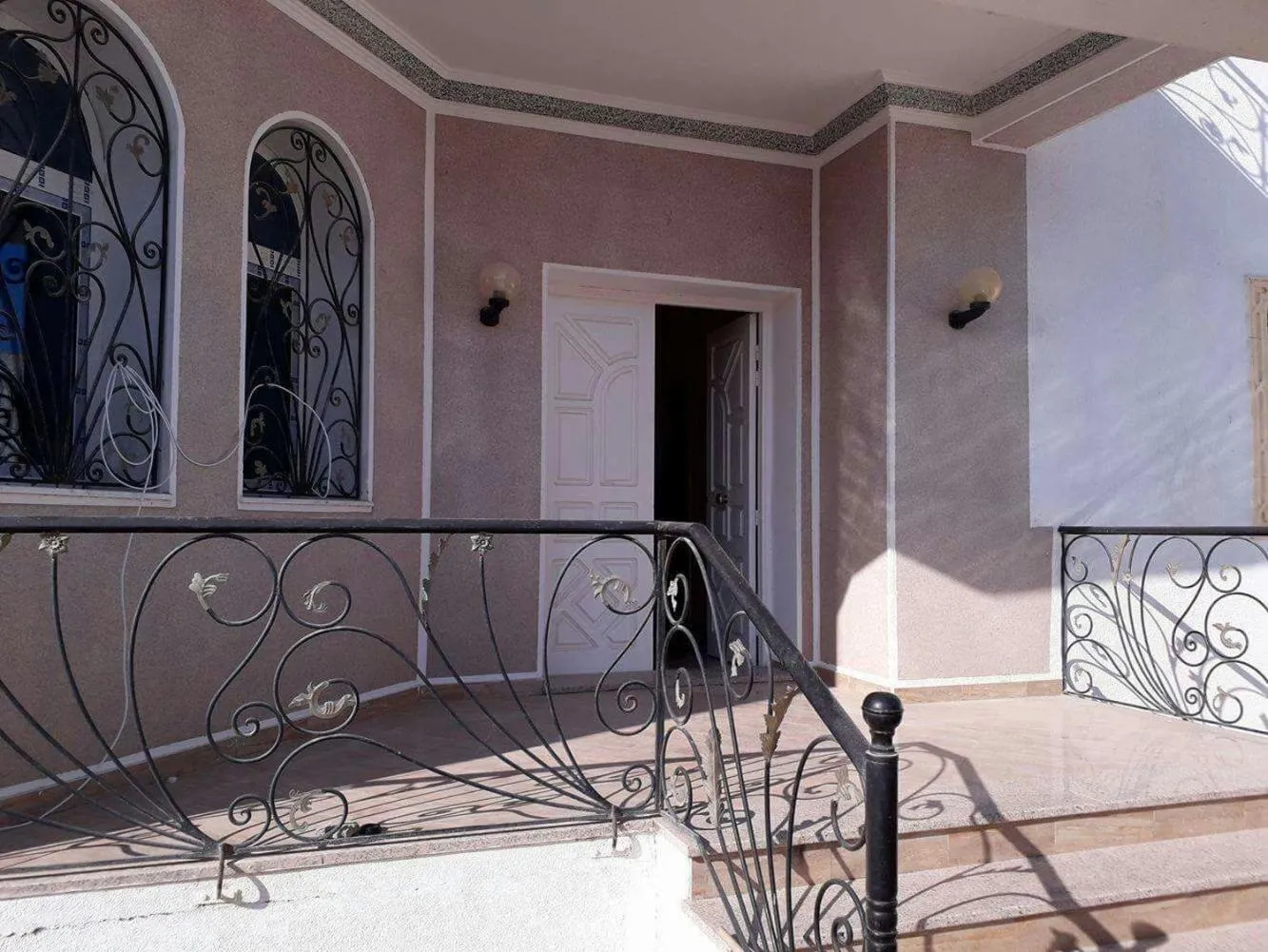 Facade/entrance in Miriam Apartments