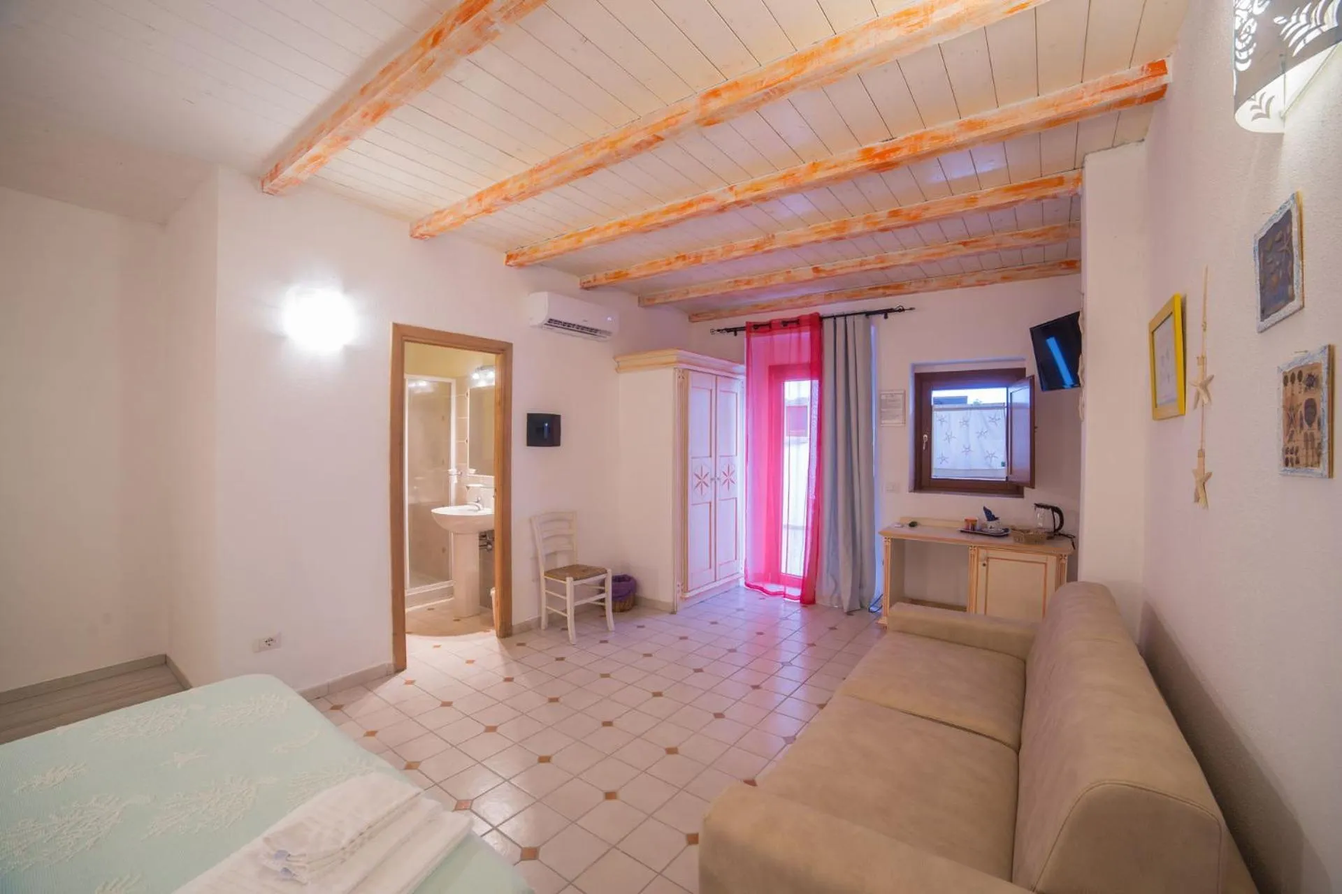 Shower, Bed in Olbia Domus Inn