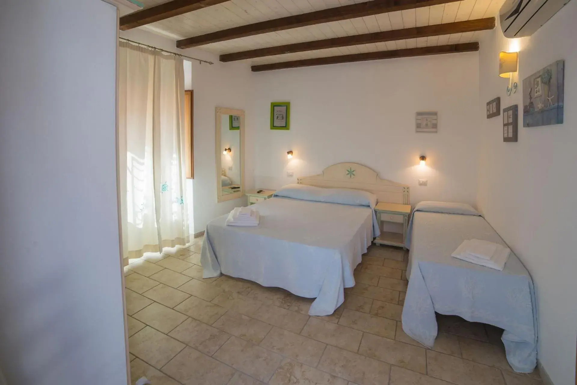 Triple Room in Olbia Domus Inn Triple Room in Olbia Domus Inn