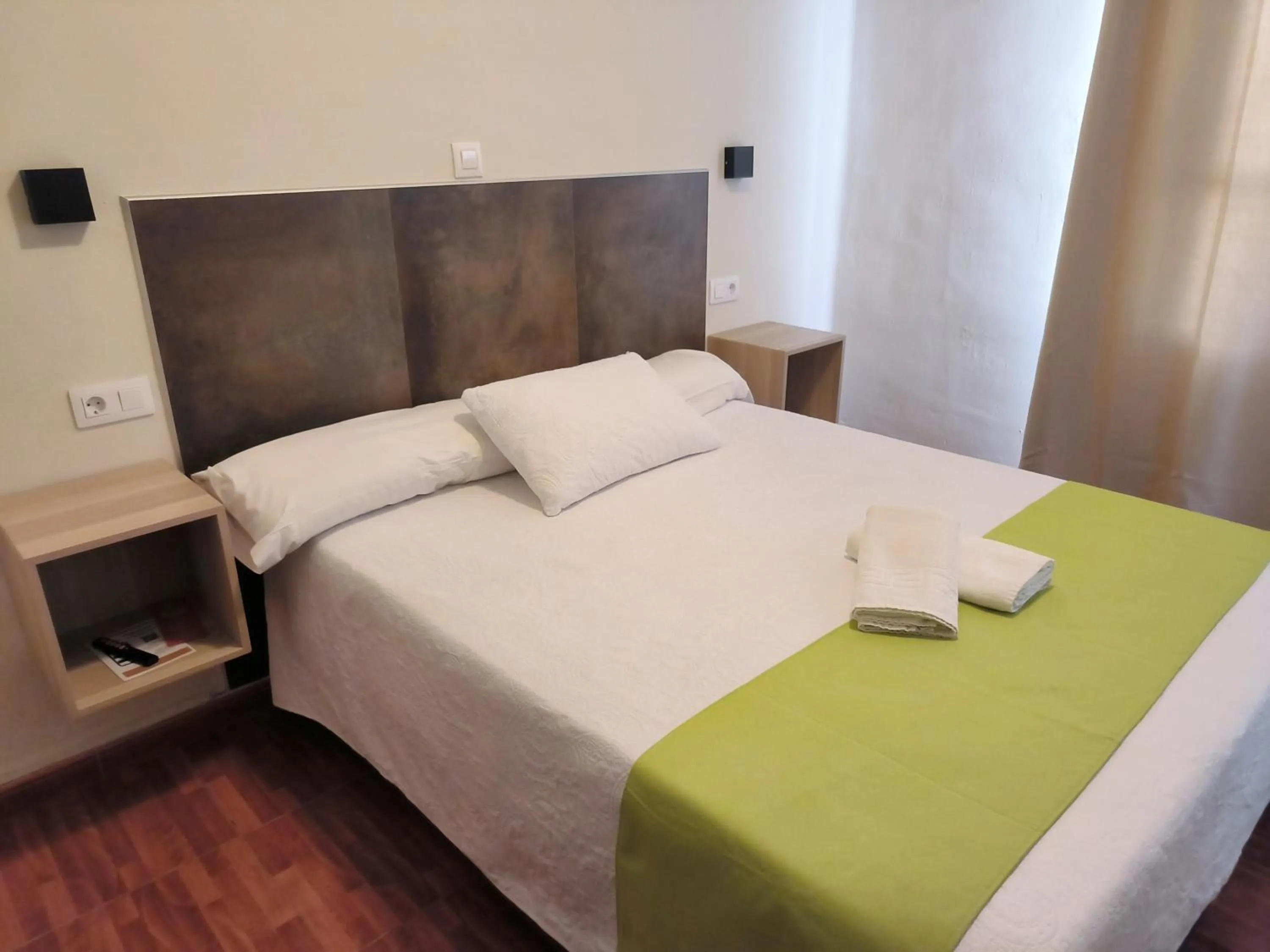 Photo of the whole room, Bed in Pension Perez Montilla
