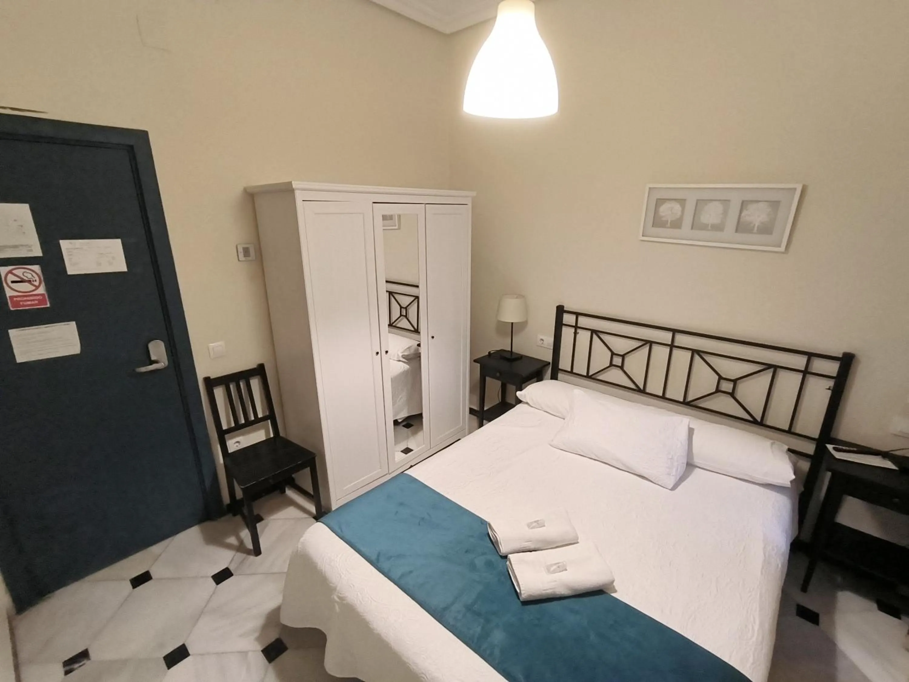 Photo of the whole room, Bed in Pension Perez Montilla