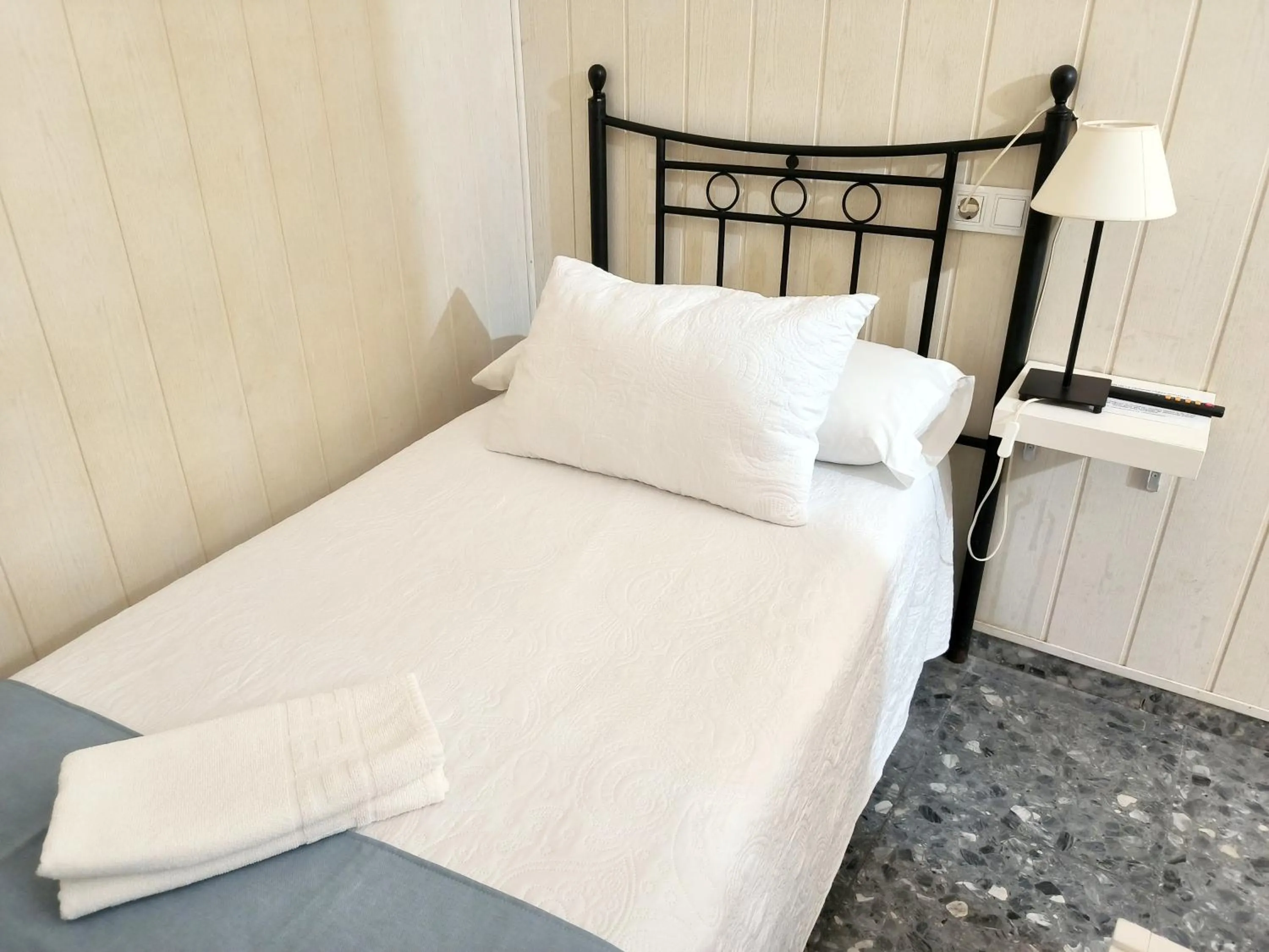 Photo of the whole room, Bed in Pension Perez Montilla