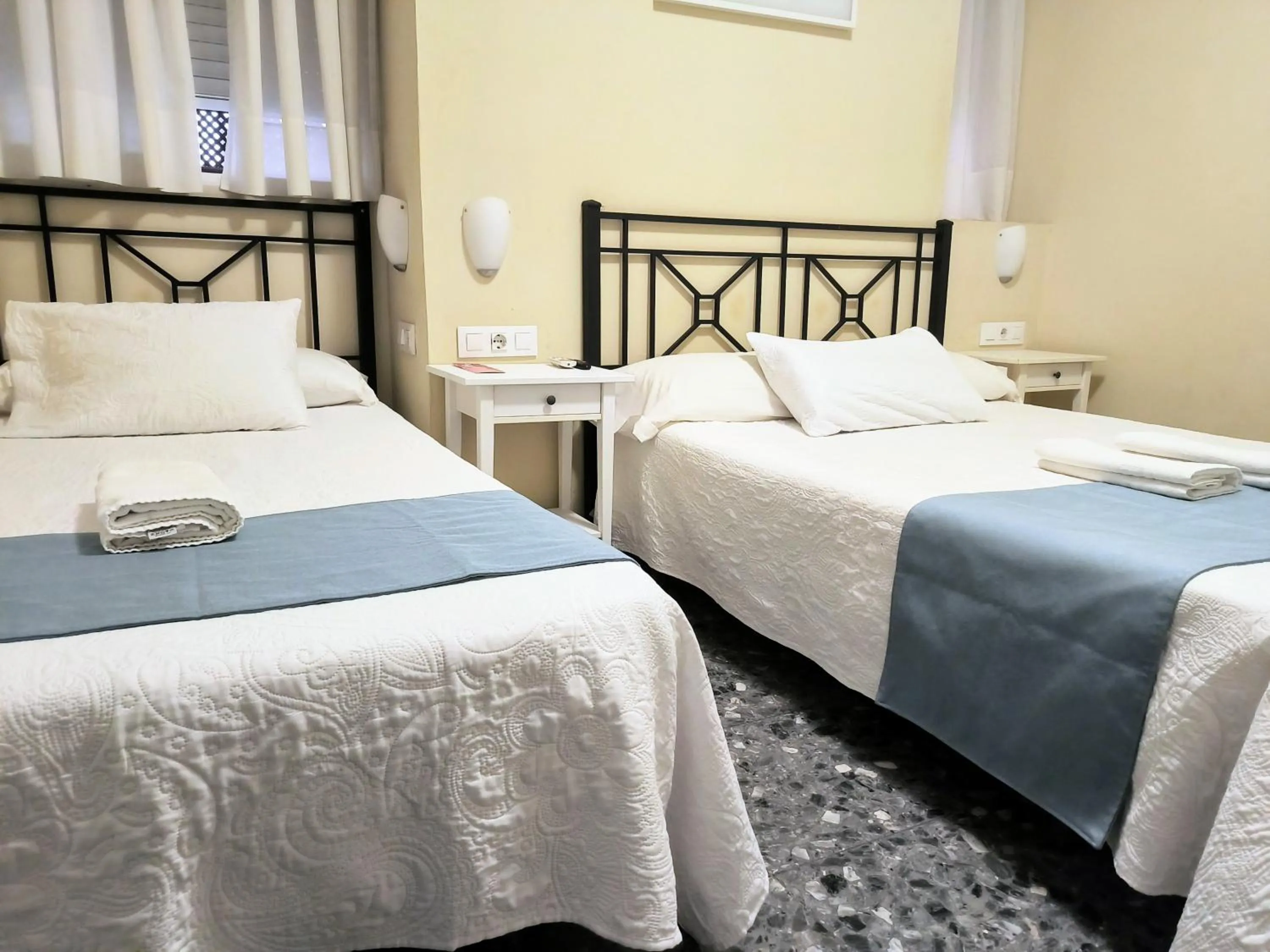 Photo of the whole room, Bed in Pension Perez Montilla