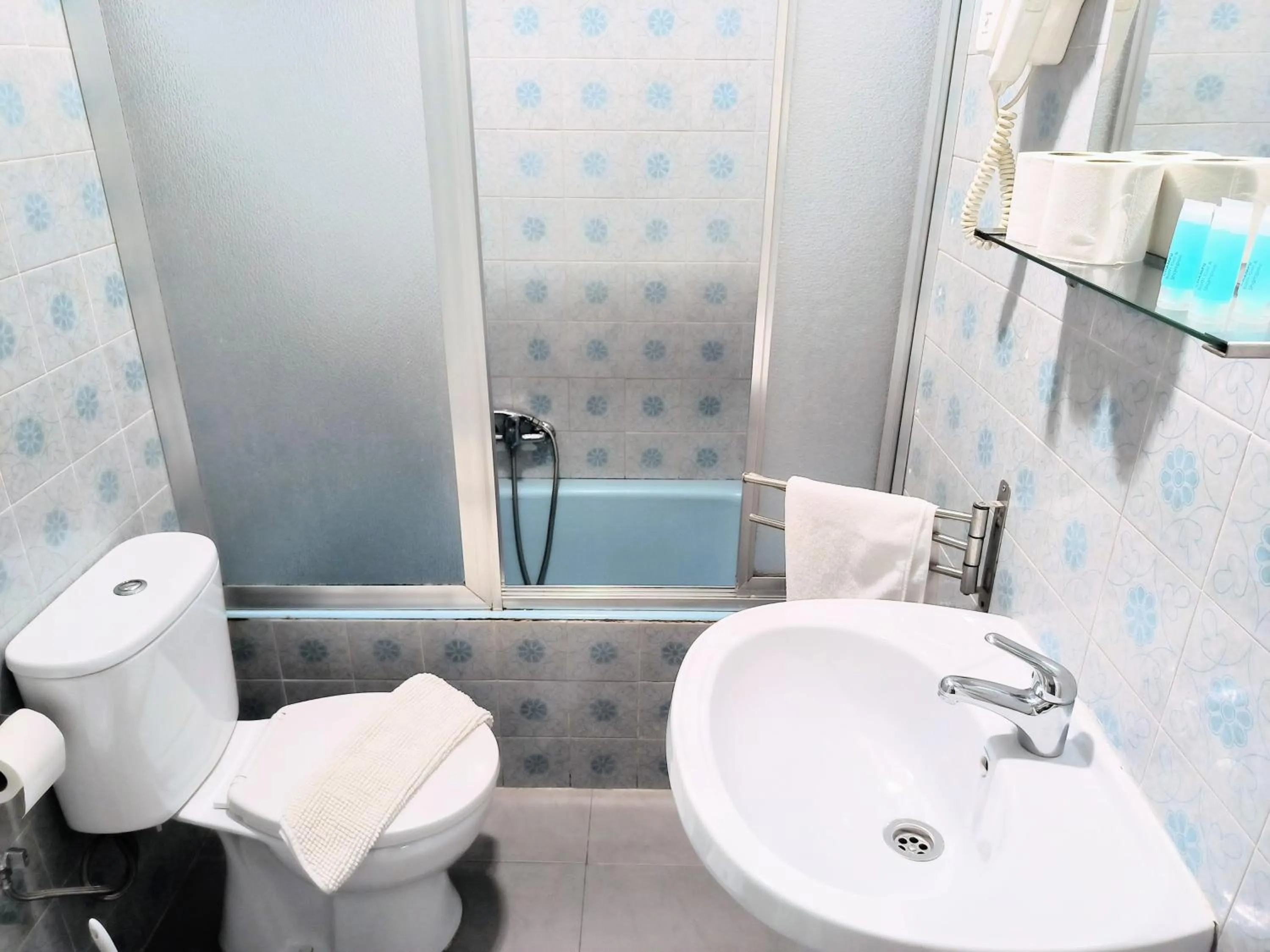 Bathroom in Pension Perez Montilla