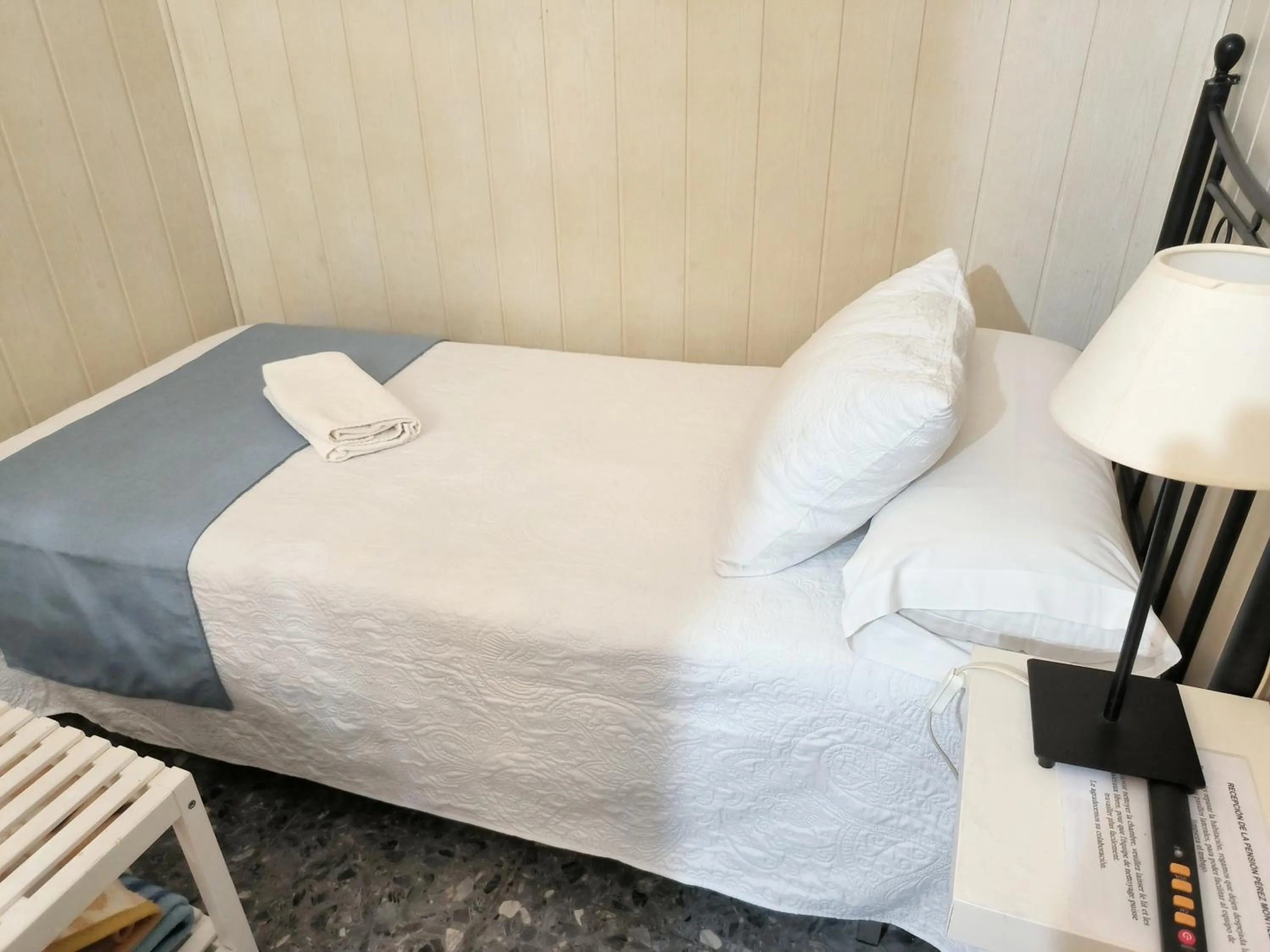 Photo of the whole room, Bed in Pension Perez Montilla