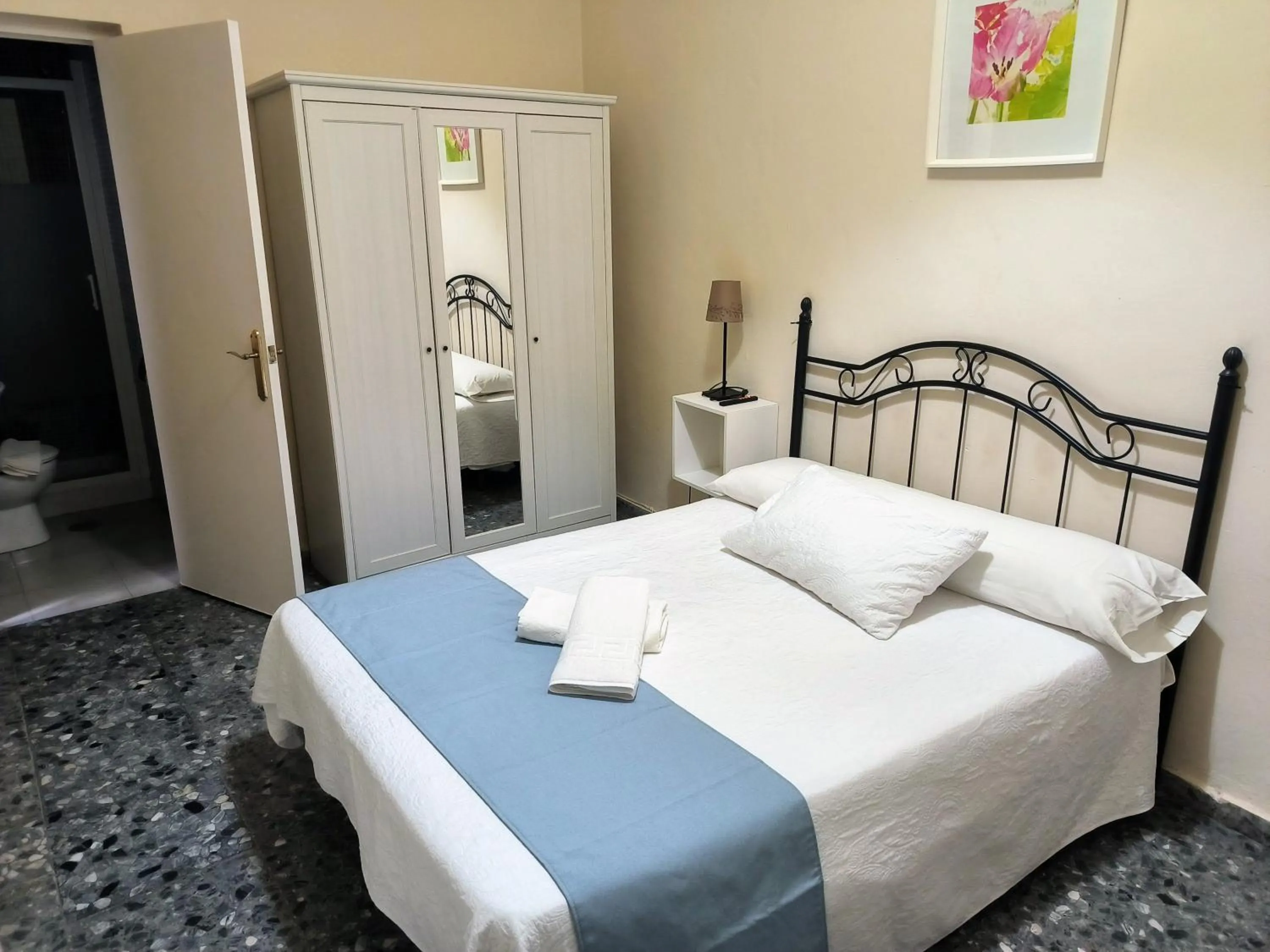 Photo of the whole room, Bed in Pension Perez Montilla