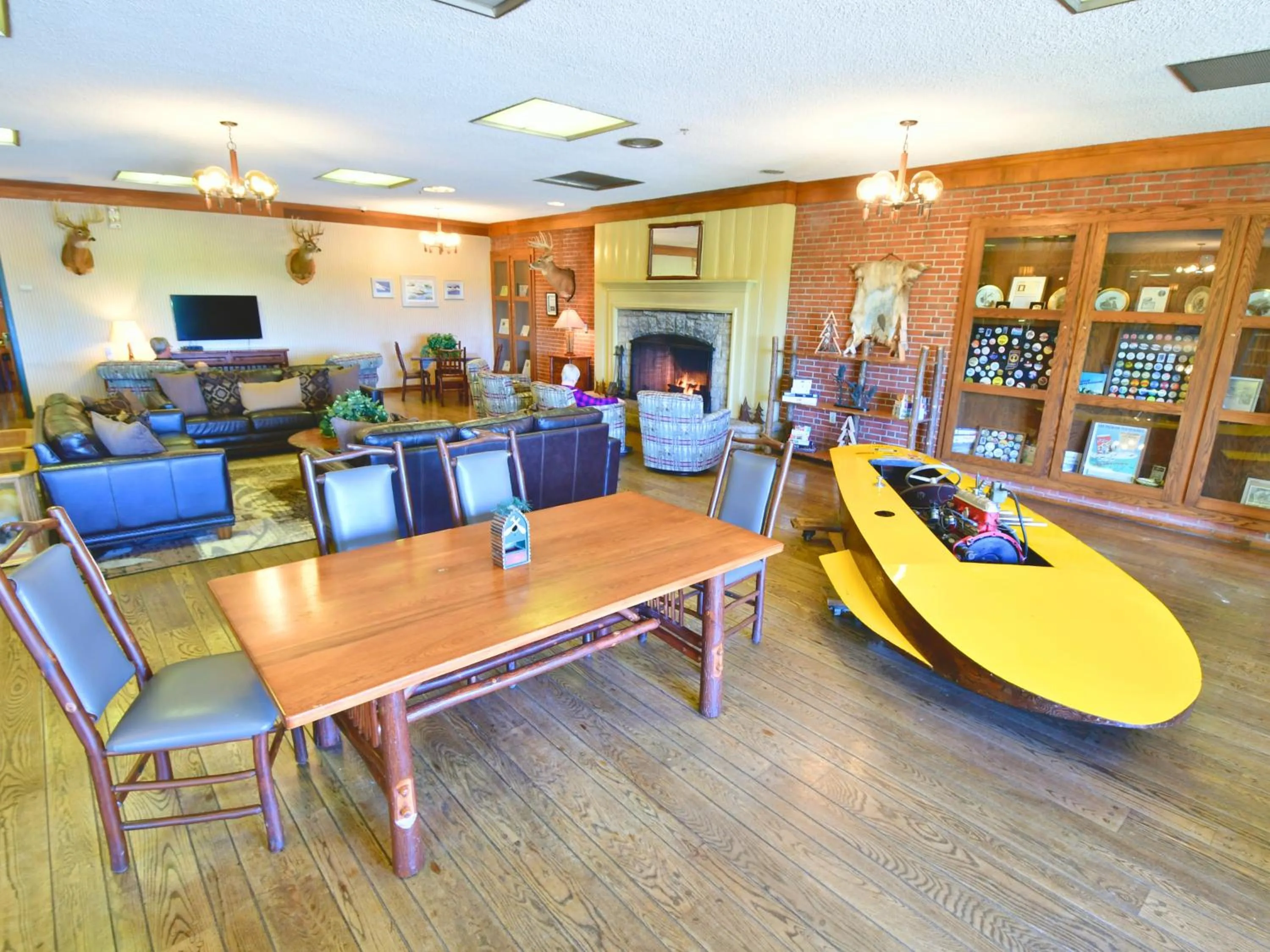 Communal lounge/ TV room in Clifty Inn