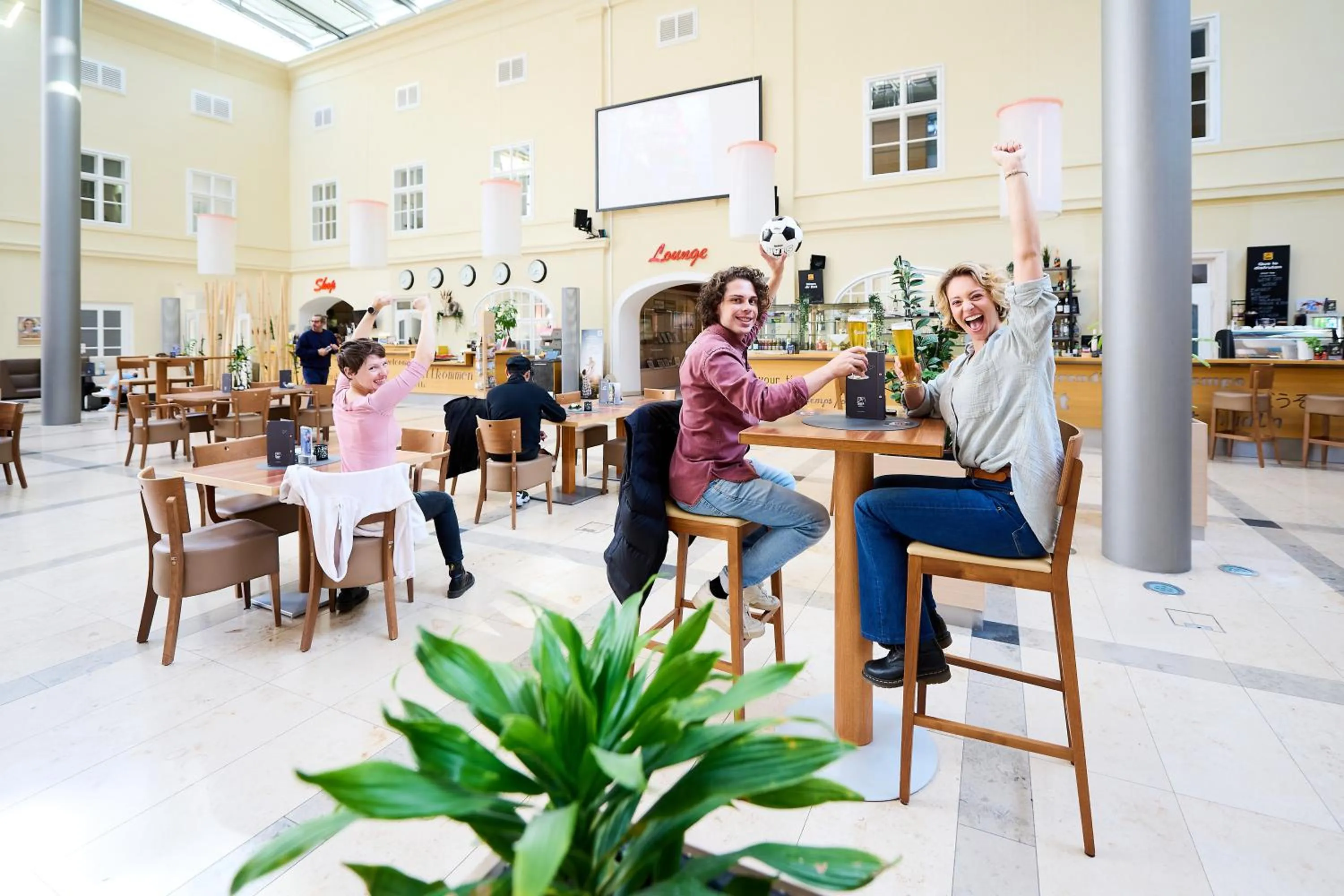 Communal lounge/ TV room in JUFA Hotel Wien City