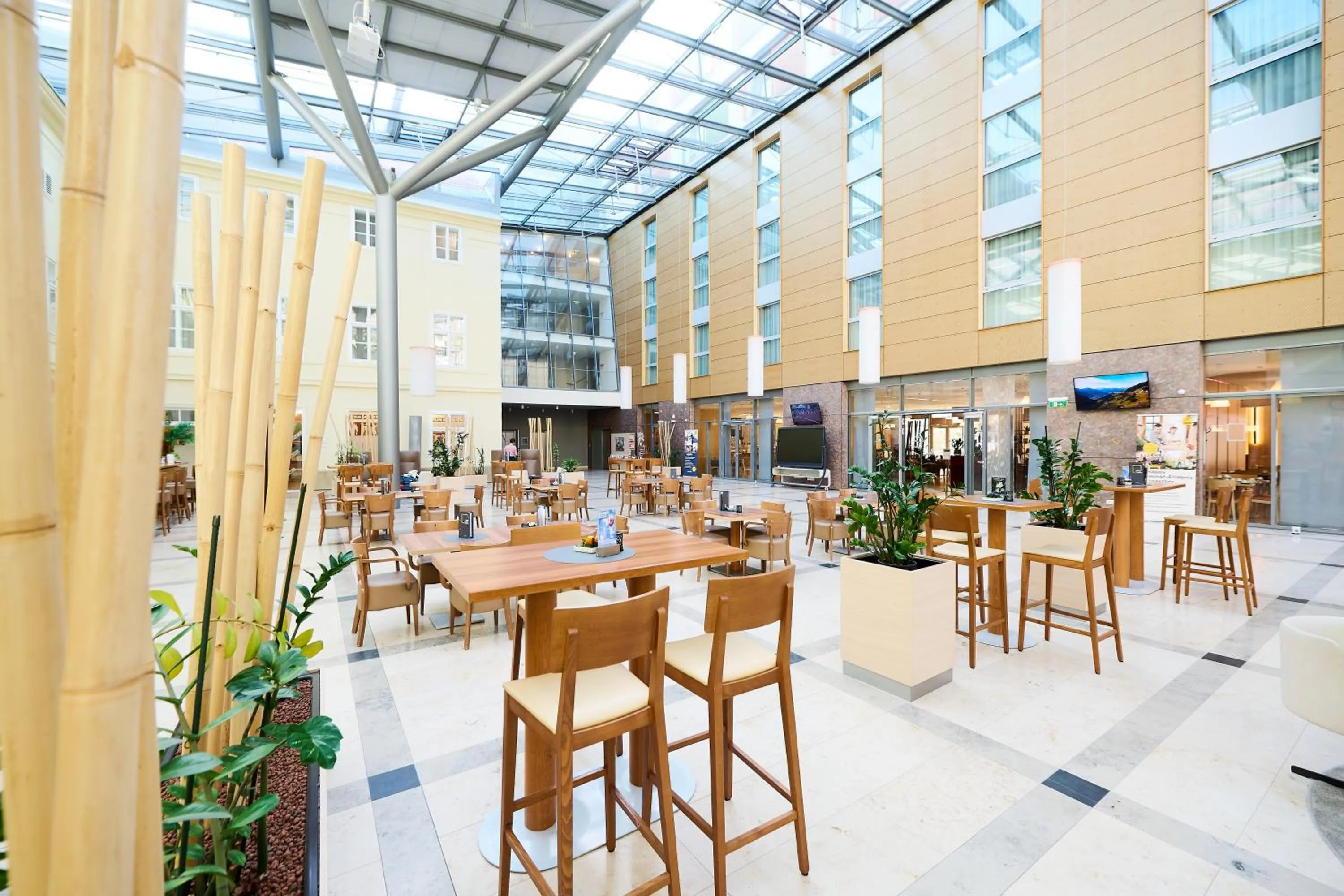 Communal lounge/ TV room in JUFA Hotel Wien City