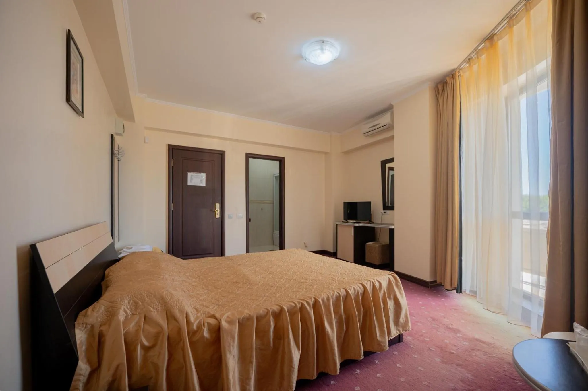 Photo of the whole room, Bed in Hotel Coral