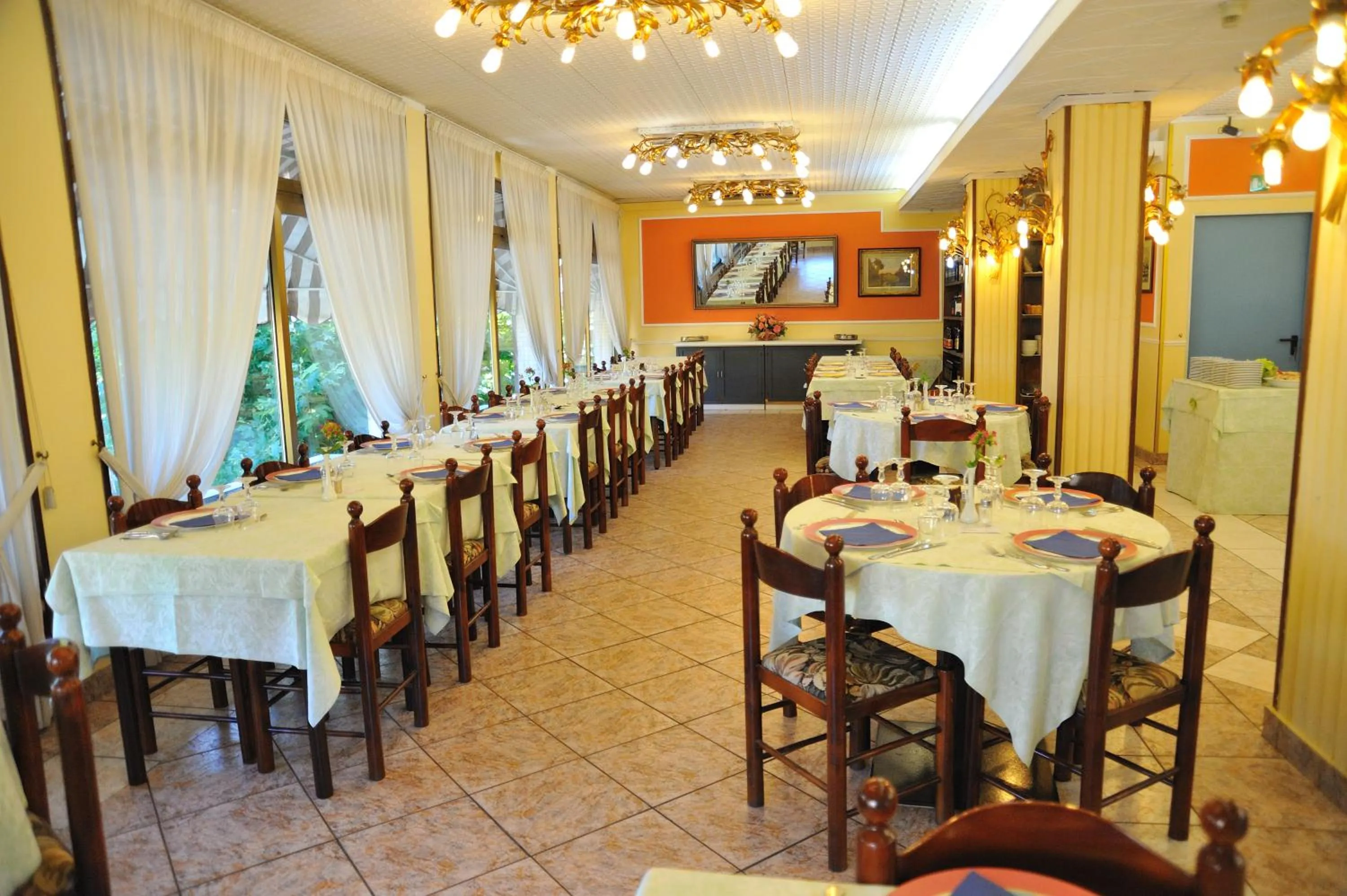 Restaurant/places to eat in Hotel Salus
