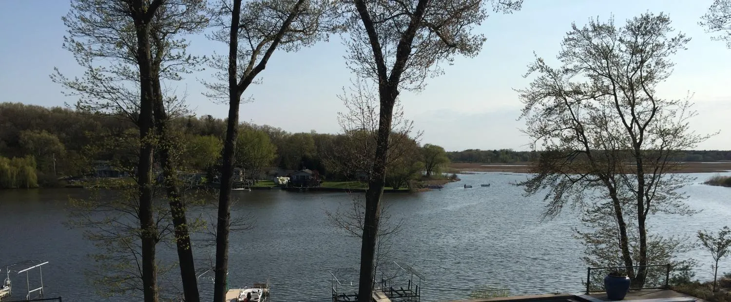 Private large yard close to town hot tub Lake