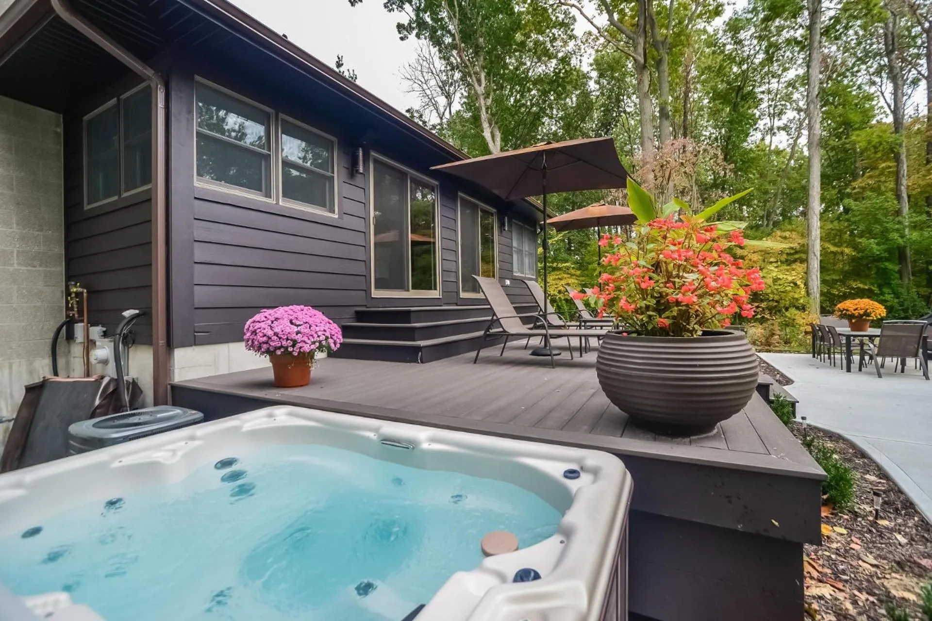 Private large yard close to town hot tub Lake