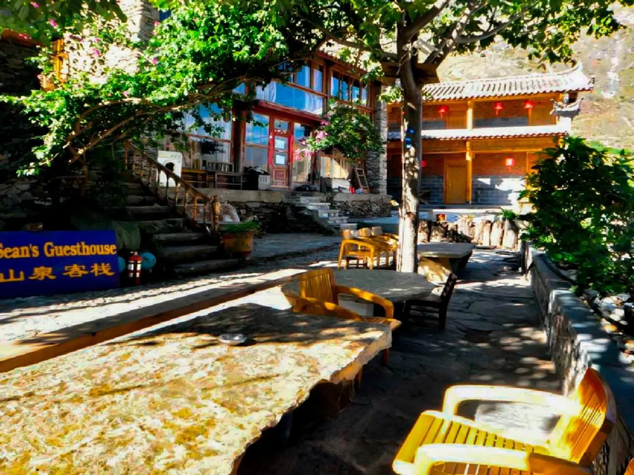 Property building in Tiger Leaping Gorge Sean’s Spring Guesthouse