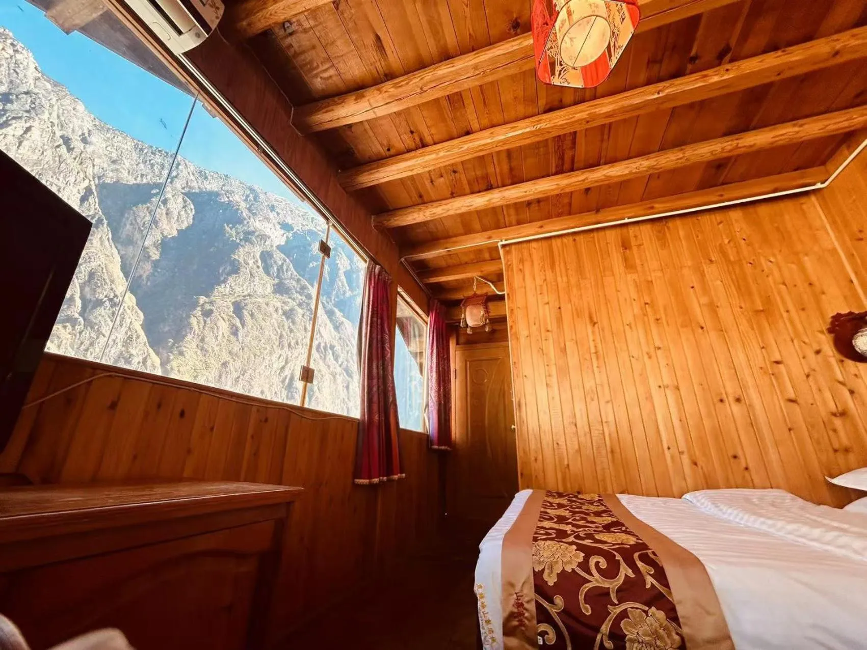 Mountain view in Tiger Leaping Gorge Sean’s Spring Guesthouse