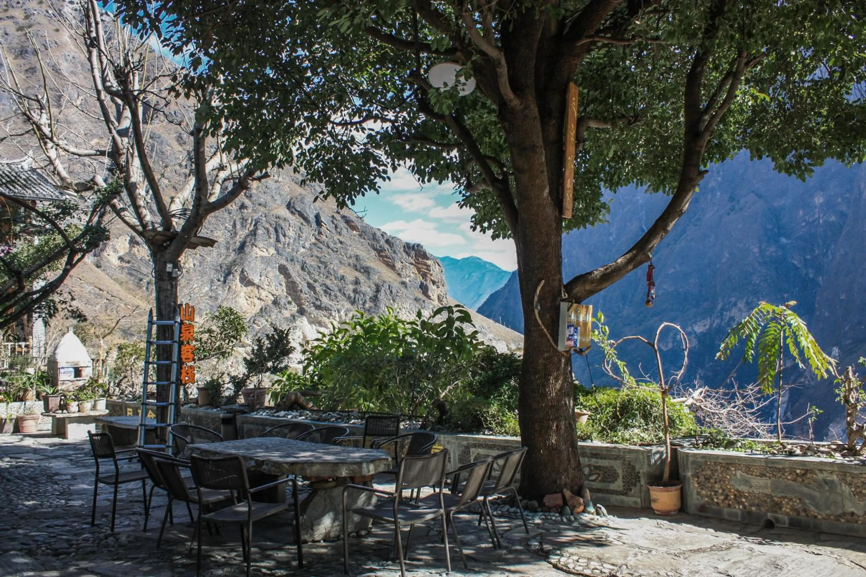 Dining area in Tiger Leaping Gorge Sean’s Spring Guesthouse