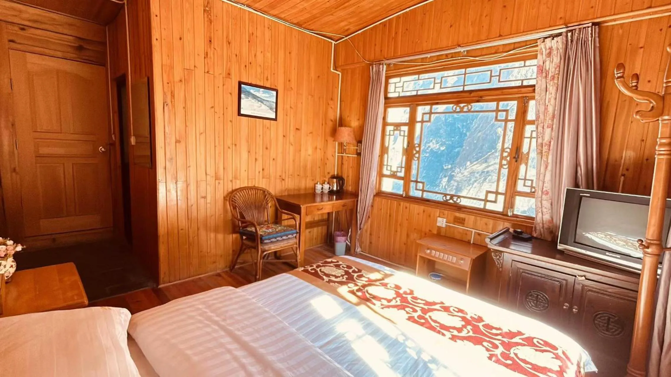 Bedroom in Tiger Leaping Gorge Sean’s Spring Guesthouse