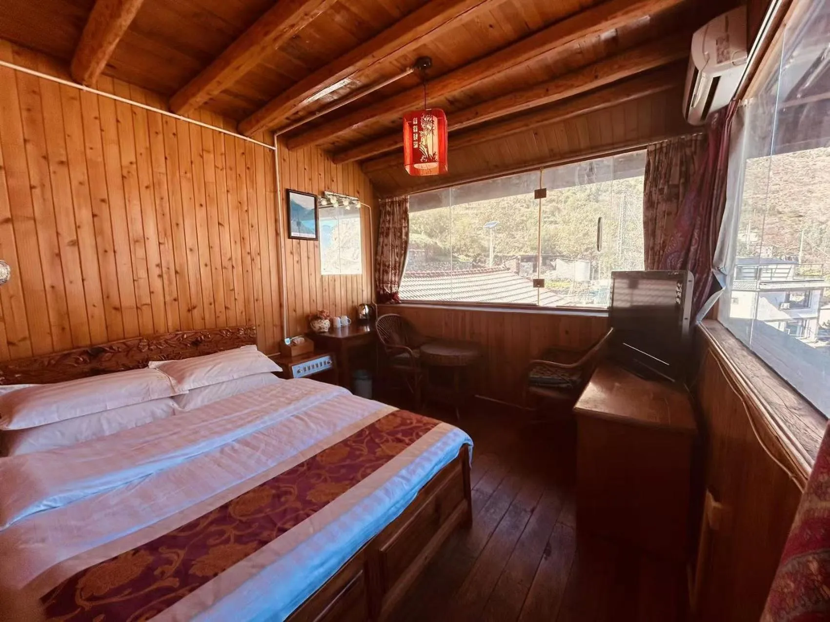 Bedroom in Tiger Leaping Gorge Sean’s Spring Guesthouse