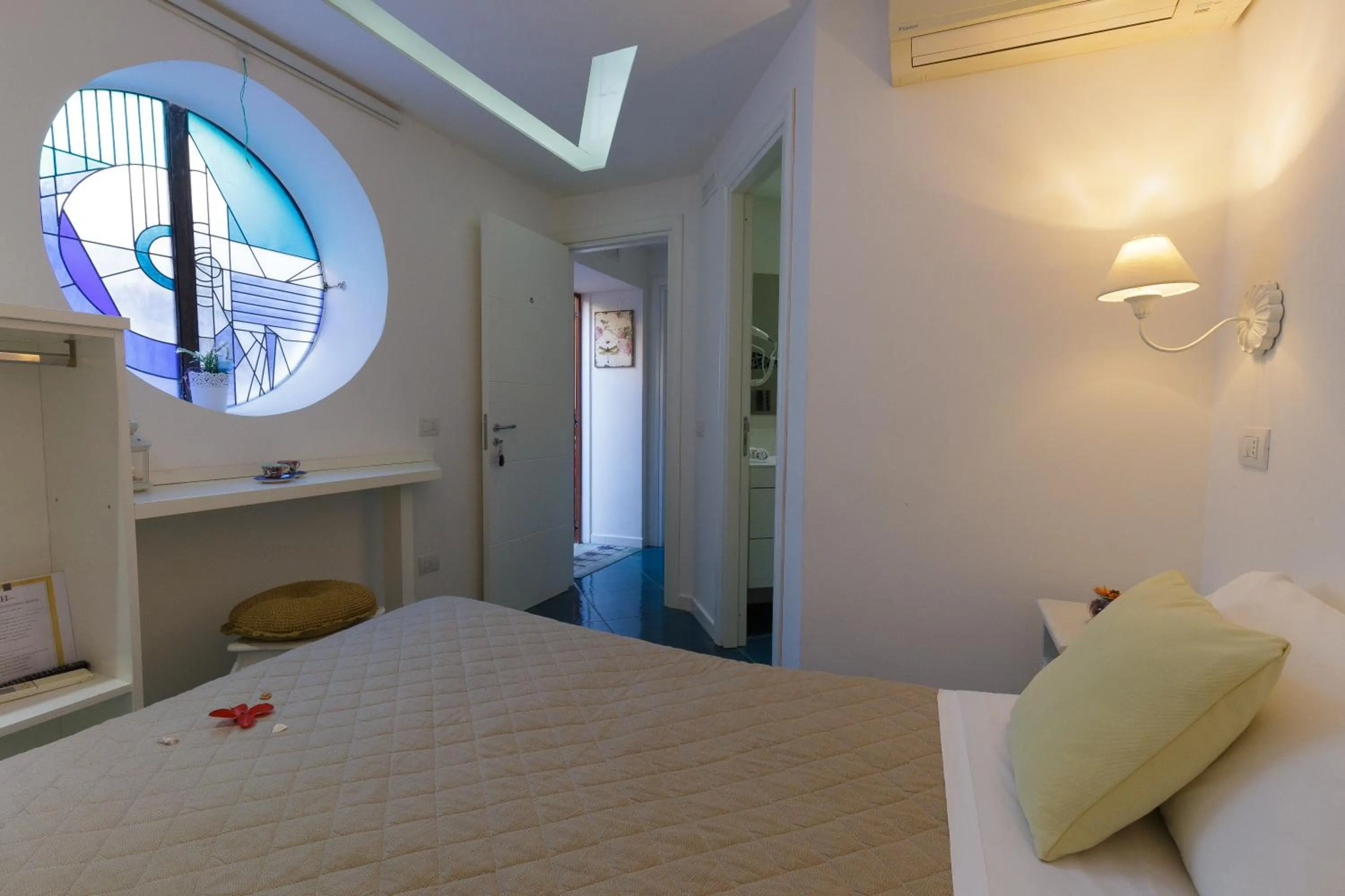 Photo of the whole room, Bed in 14 Leoni