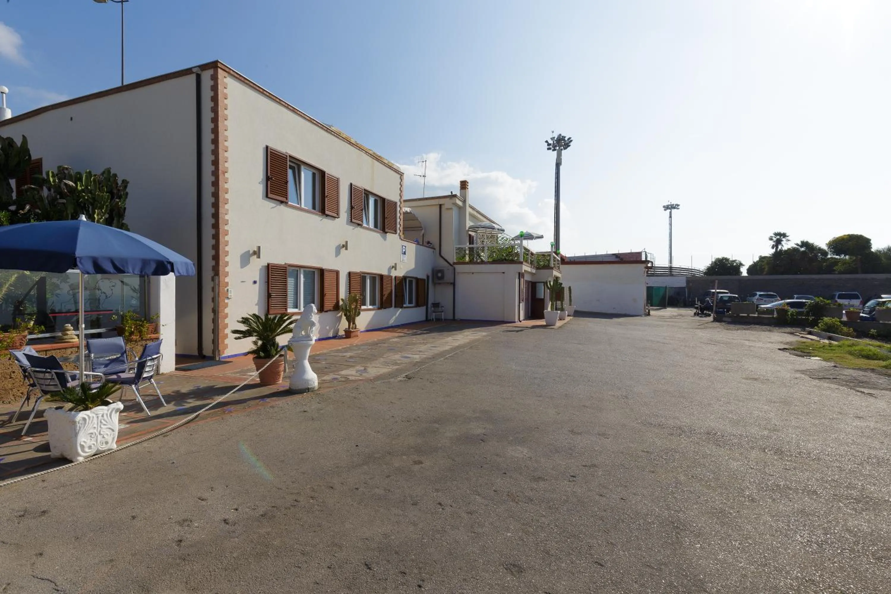 Property building in 14 Leoni