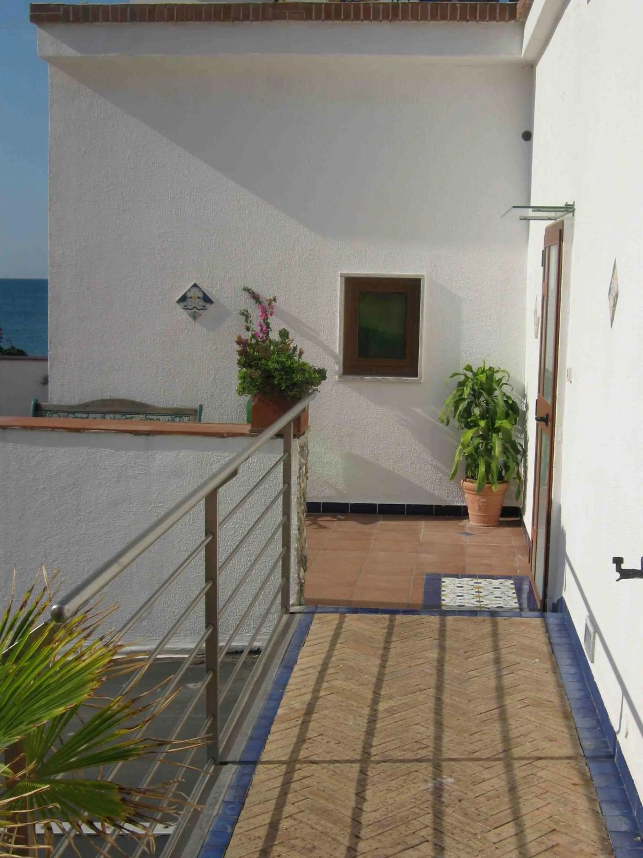 Facade/entrance in 14 Leoni