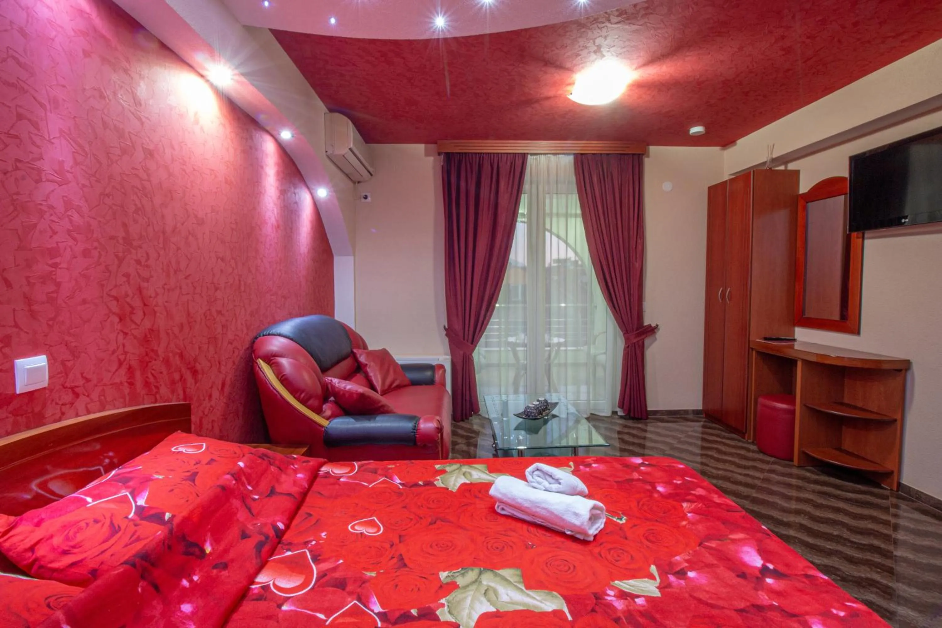 Living room, Bed in Villa Dislievski