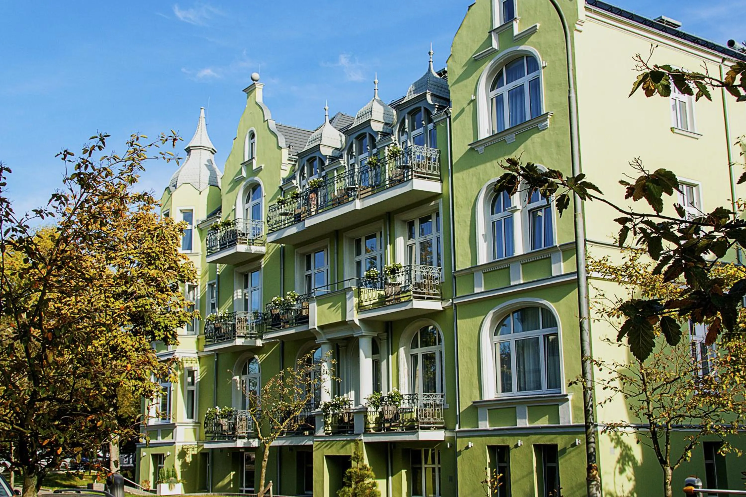 Facade/entrance in Admirał I