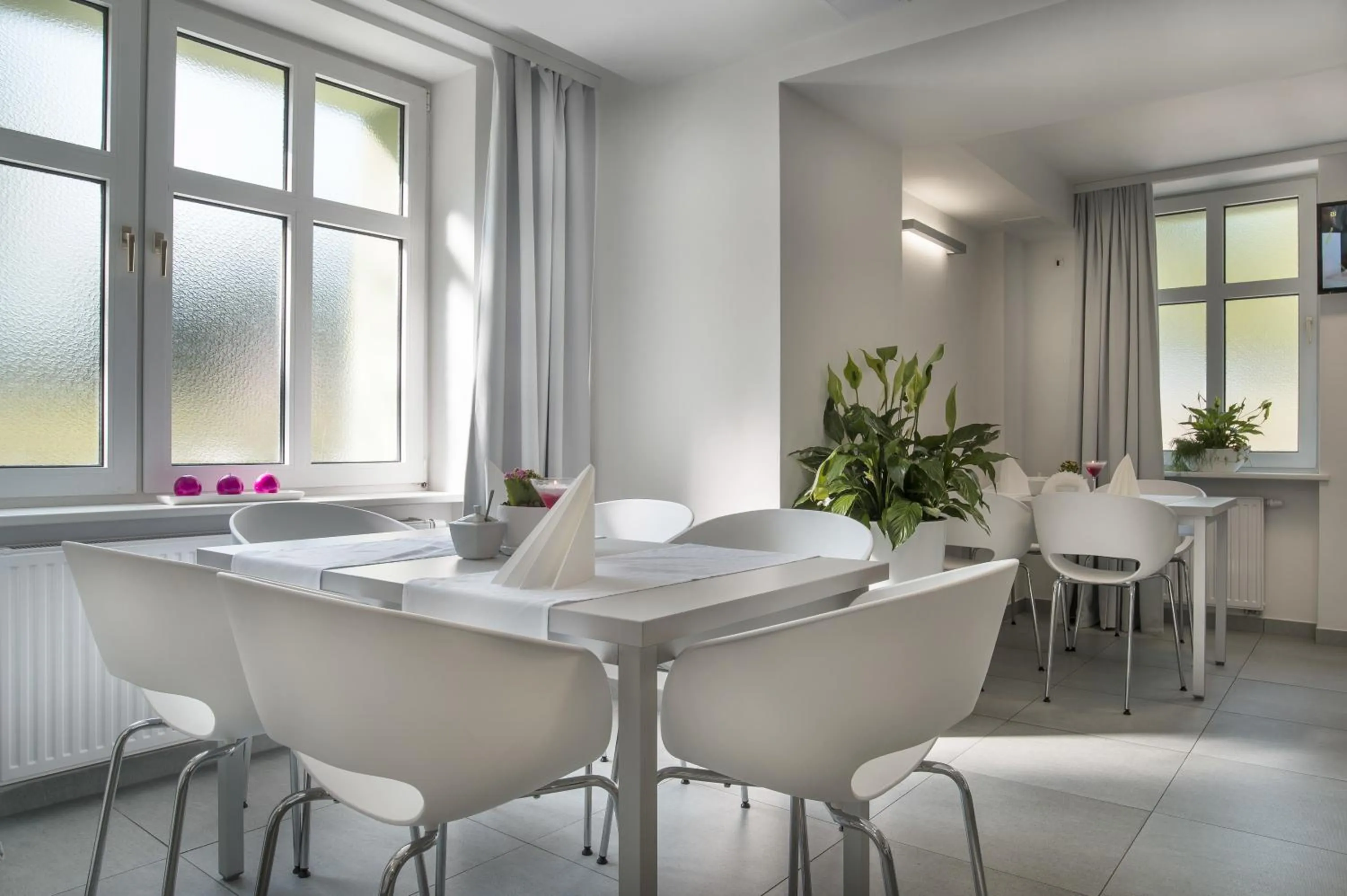 Restaurant/places to eat in Admirał I