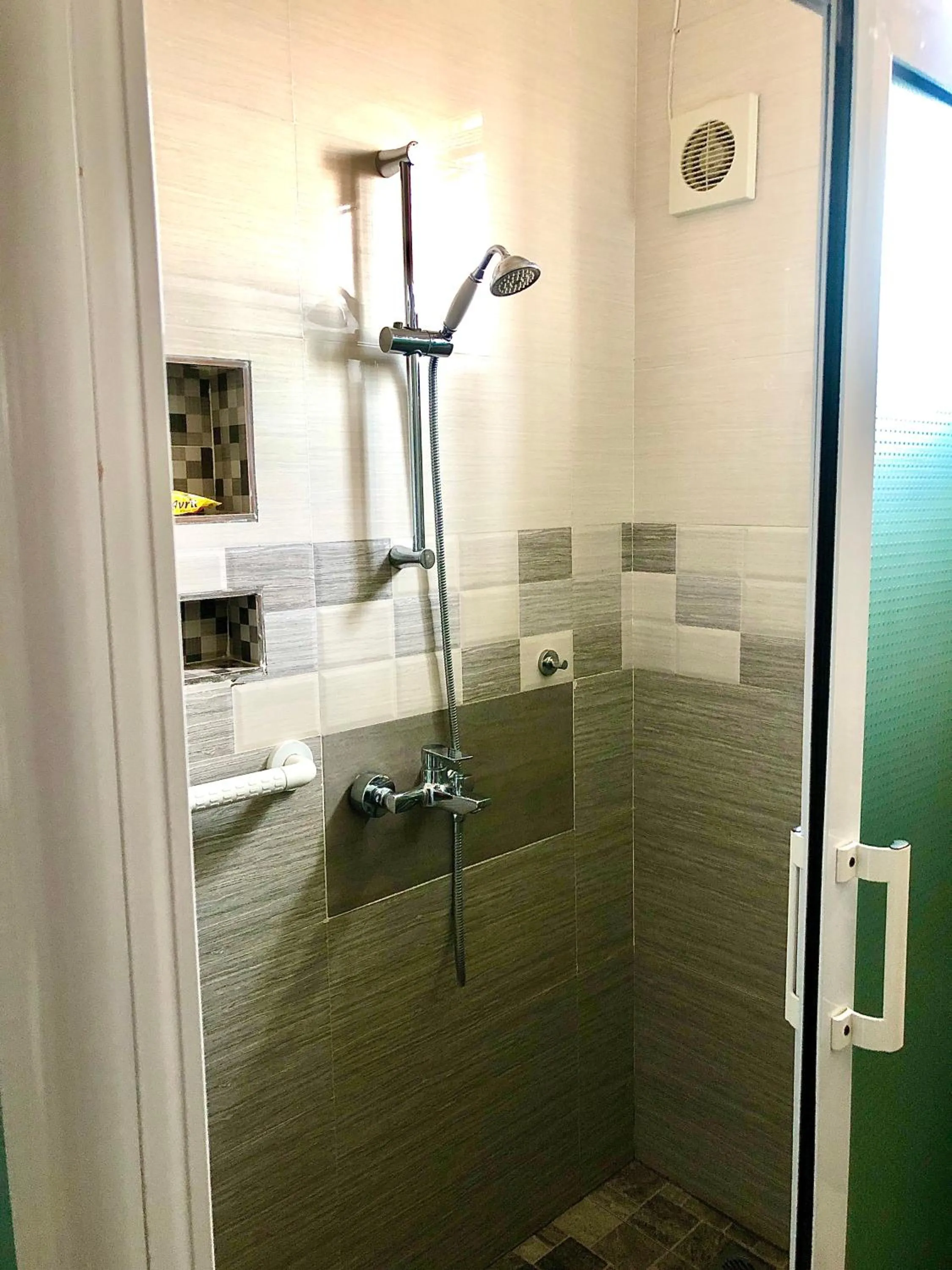 Shower in Exotic Palace Hotel