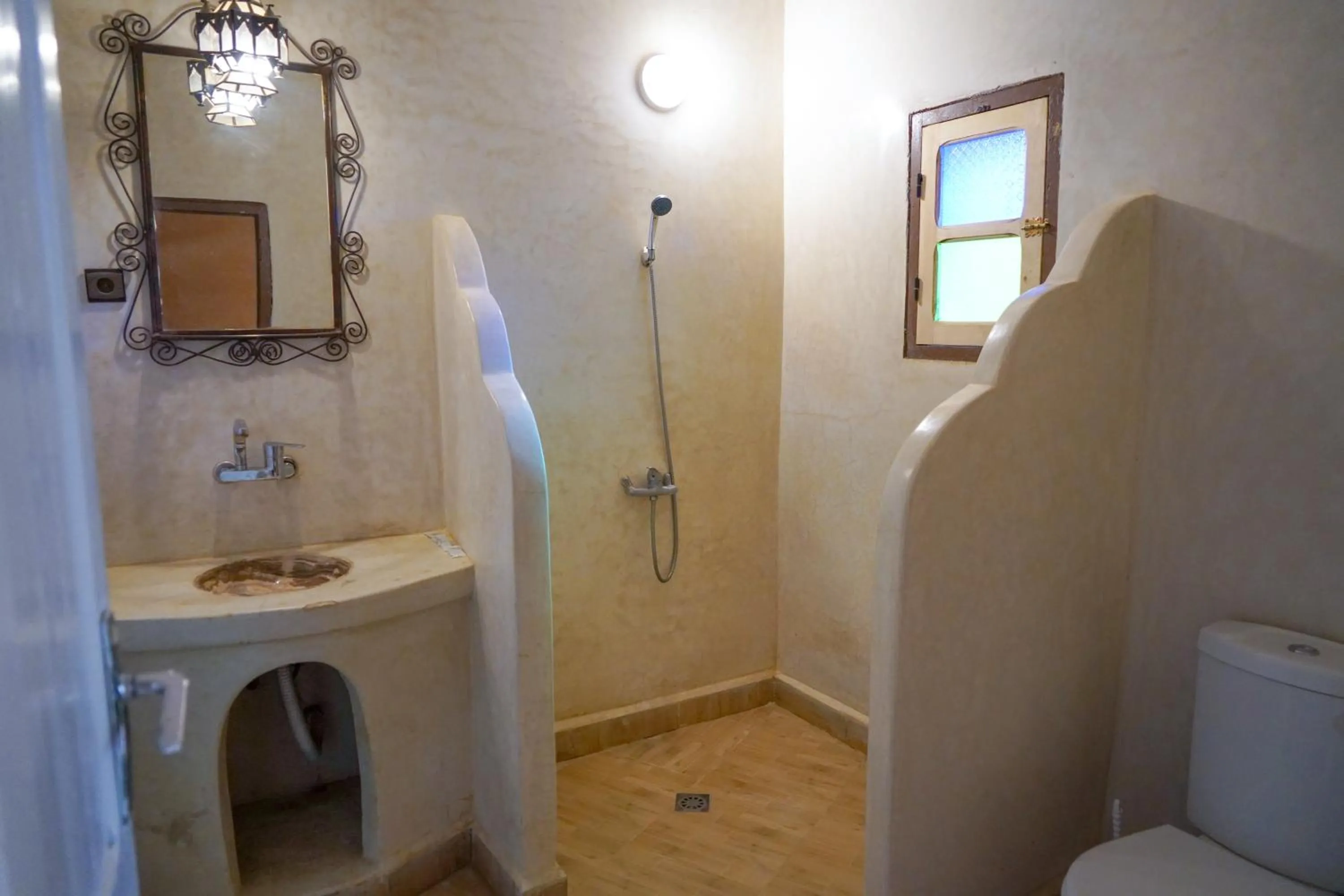 Shower in Kasbah Erg Chebbi
