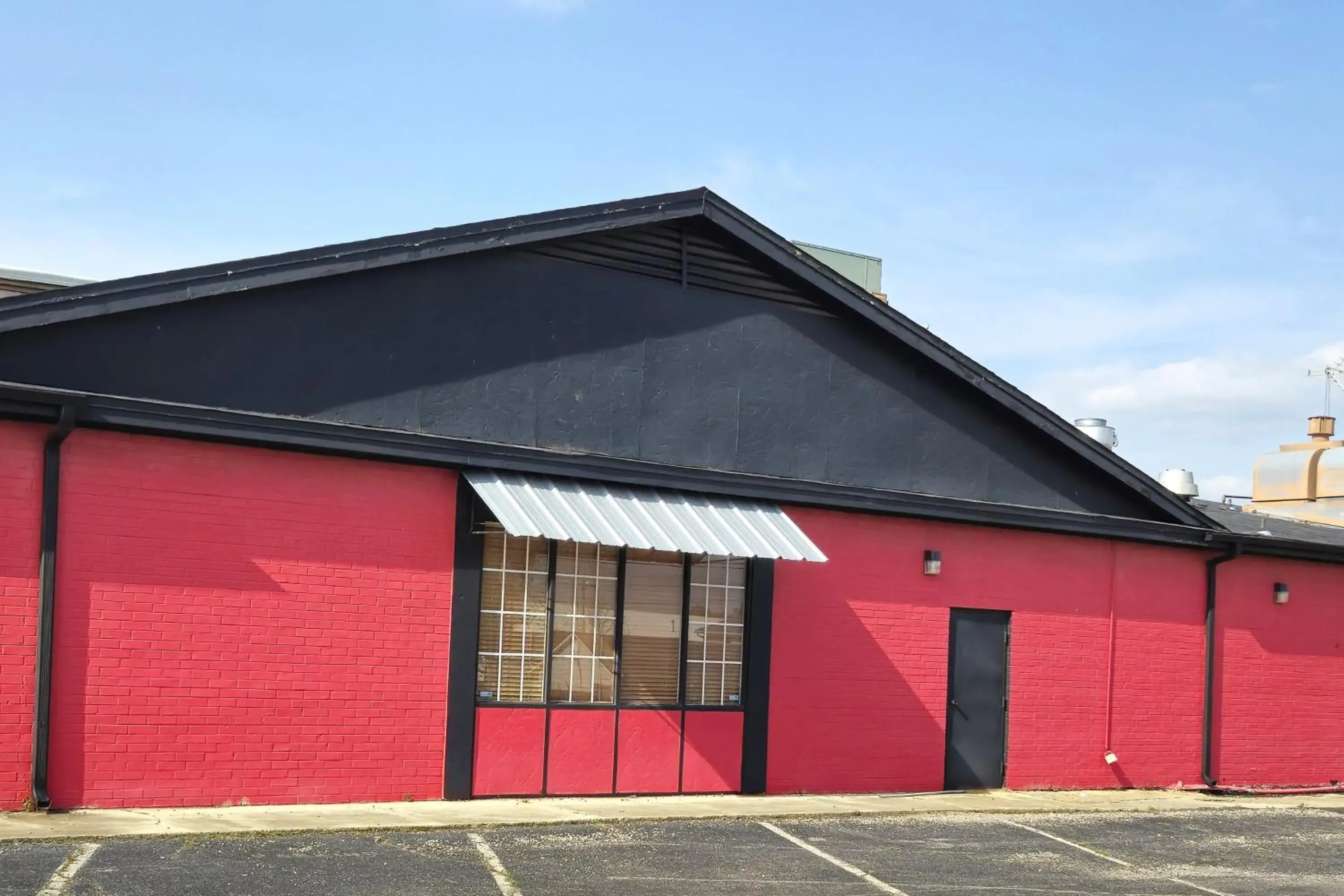 Property building in River Valley Inn and Suites Property building in River Valley Inn and Suites