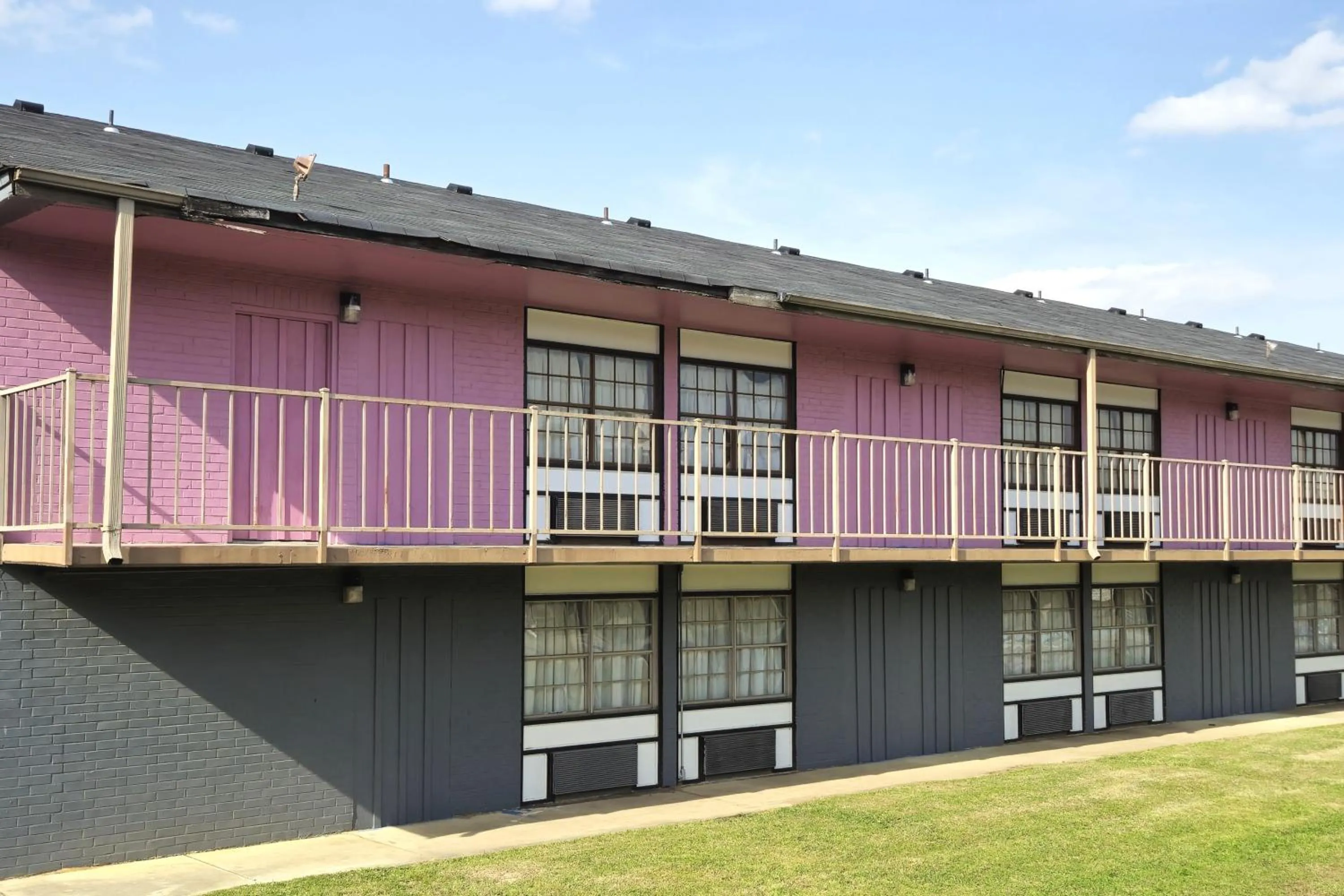 Property building in River Valley Inn and Suites