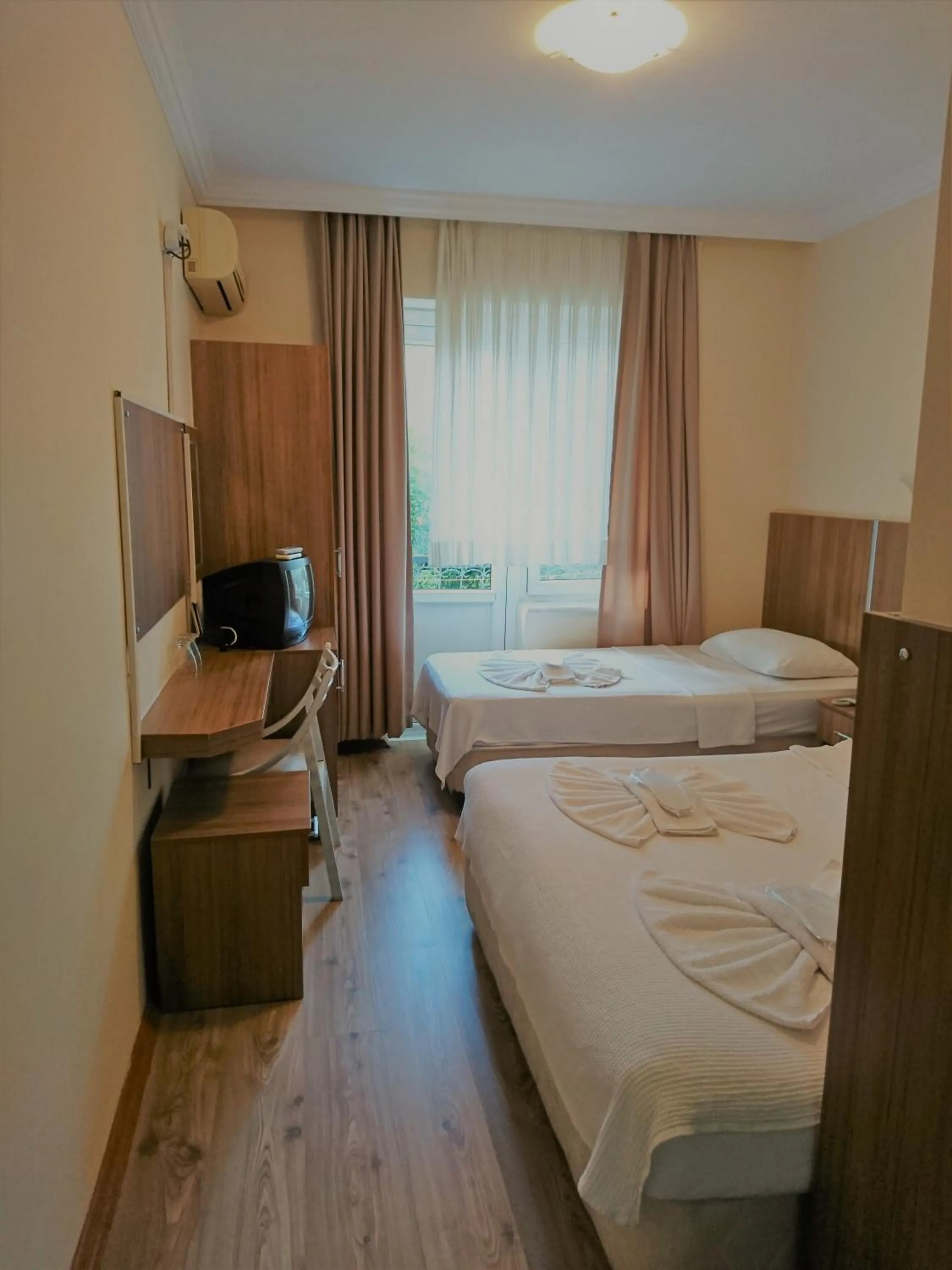 Bed, TV/Entertainment Center in Dalyan Hotel Caria Royal