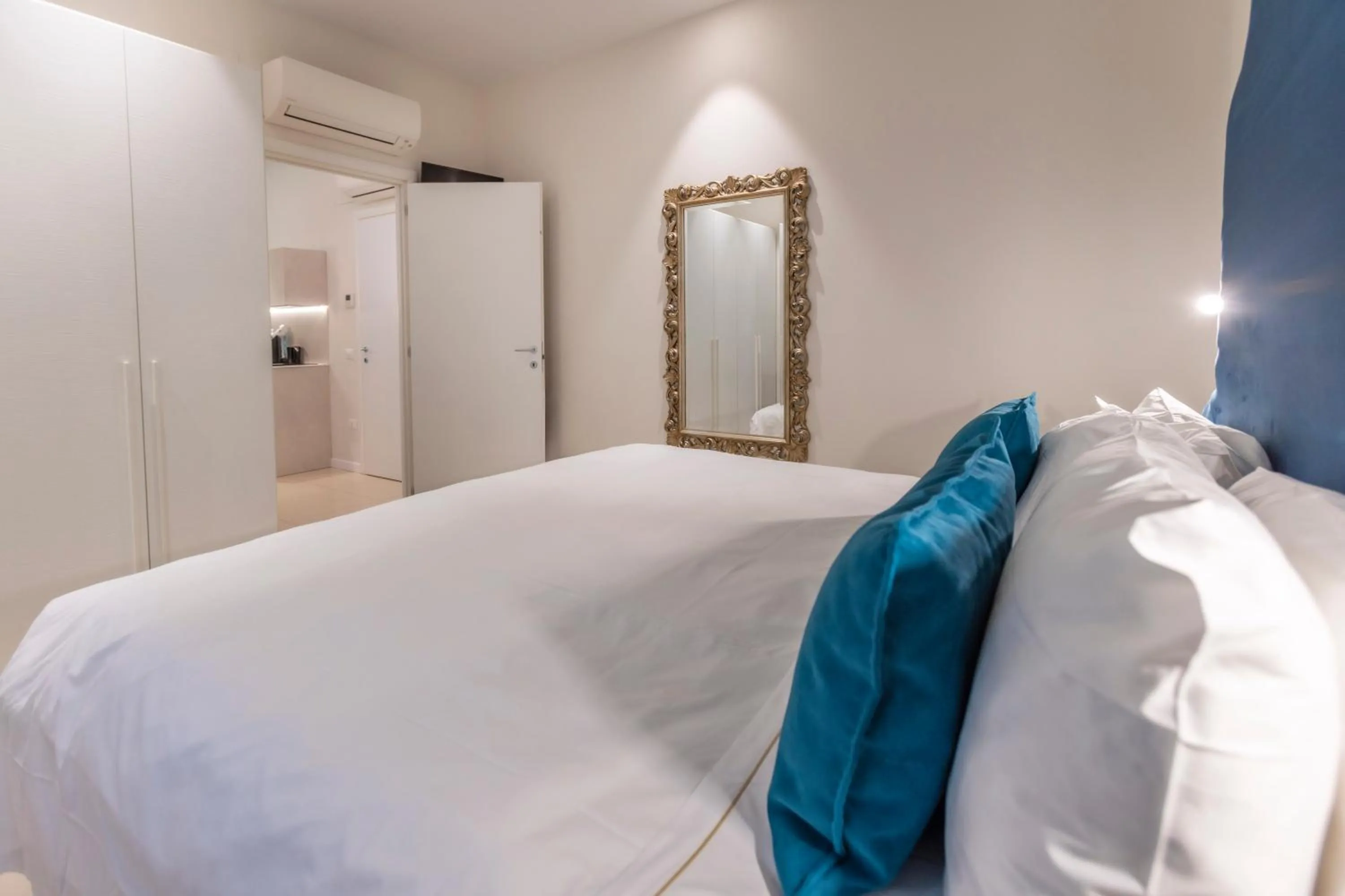 Bedroom, Bed in Opera Relais De Charme - Aparthotel