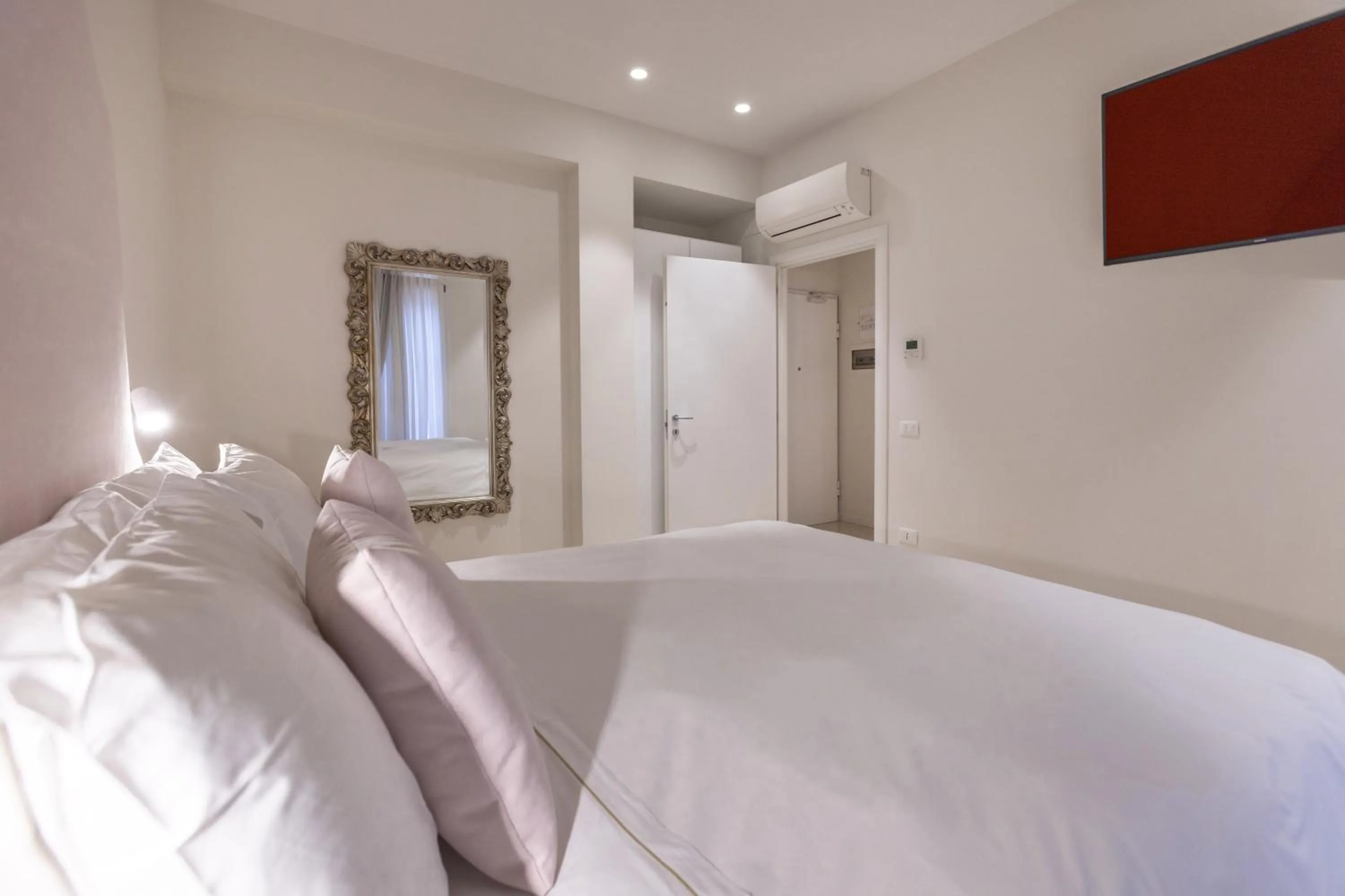 Bedroom, Bed in Opera Relais De Charme - Aparthotel