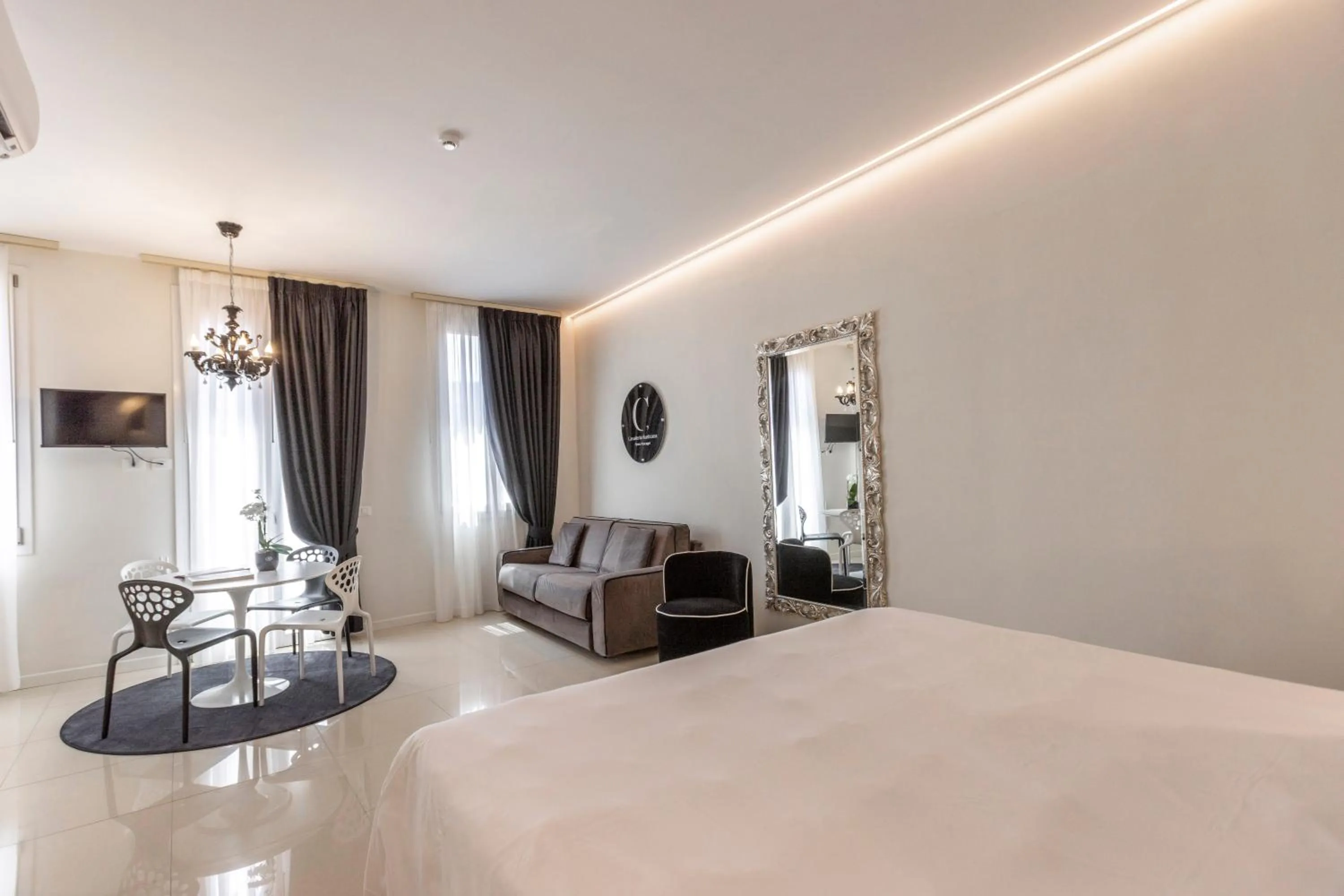 Photo of the whole room, Bed in Opera Relais De Charme - Aparthotel