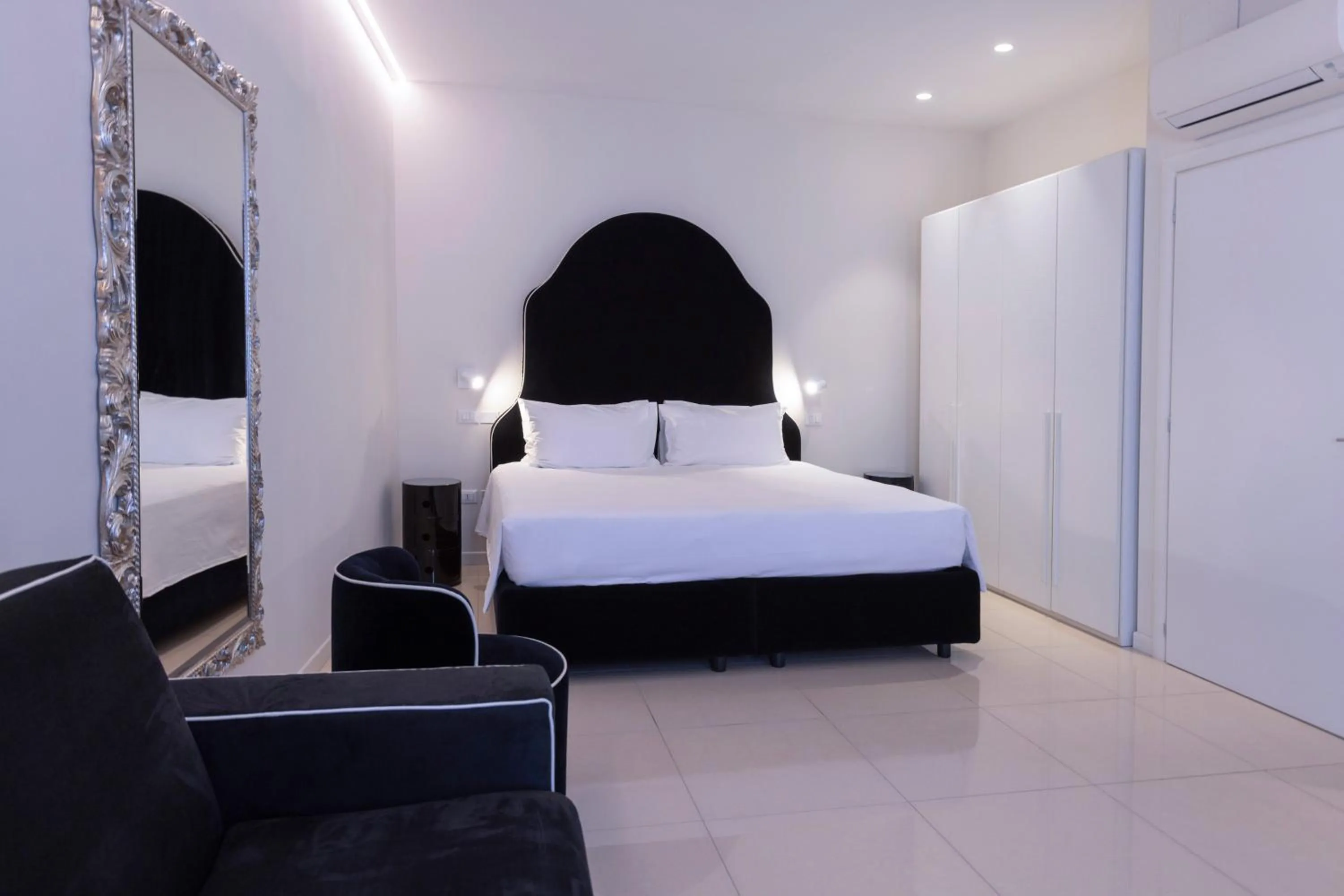 Photo of the whole room, Bed in Opera Relais De Charme - Aparthotel