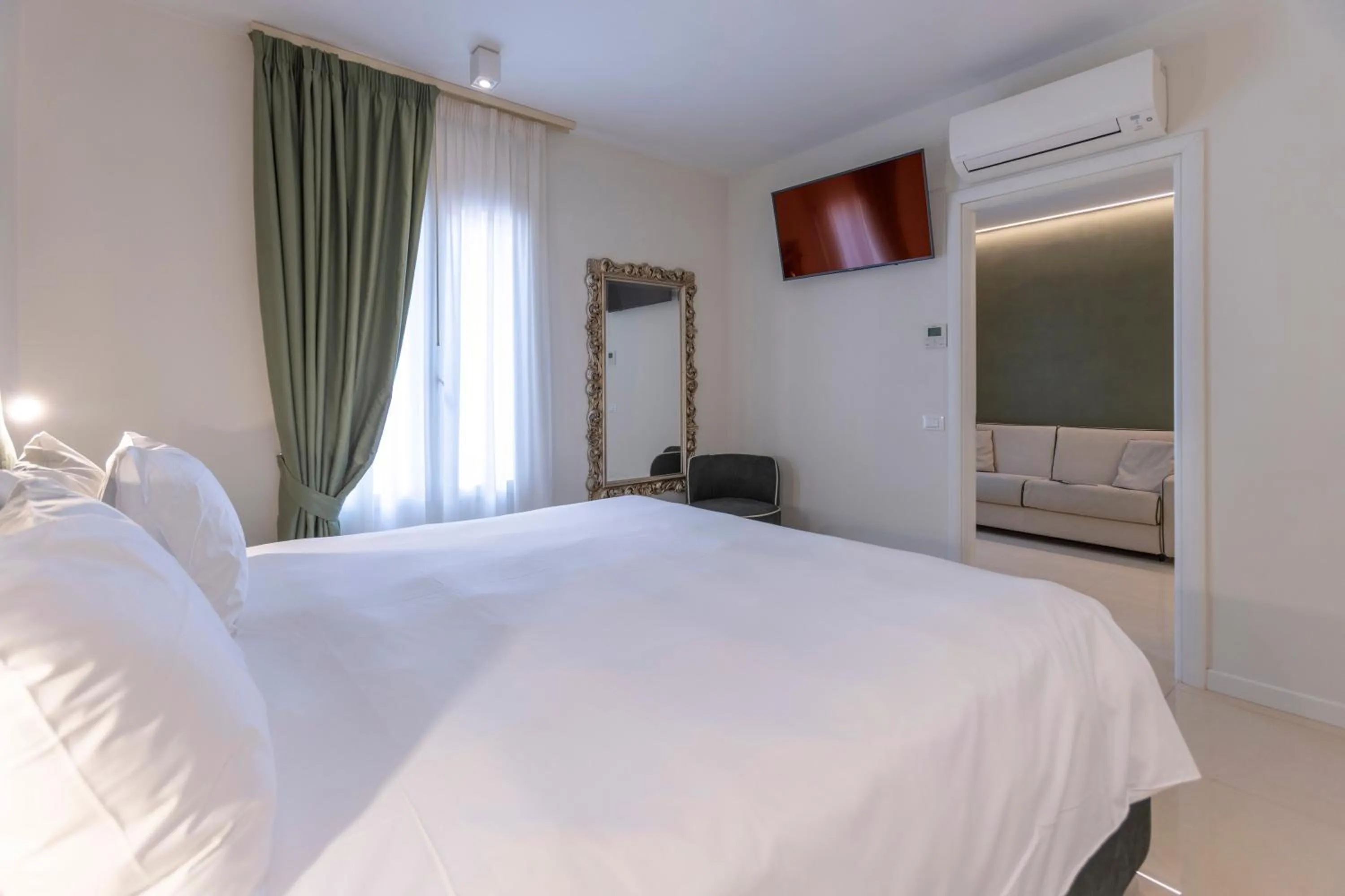 Bedroom, Bed in Opera Relais De Charme - Aparthotel