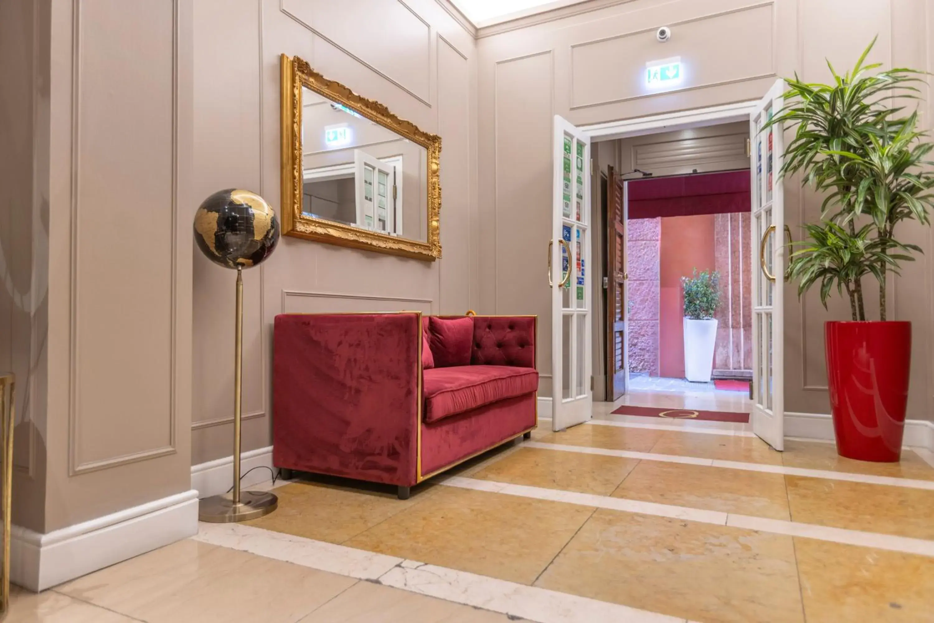 Facade/entrance in Opera Relais De Charme - Aparthotel Facade/entrance in Opera Relais De Charme - Aparthotel