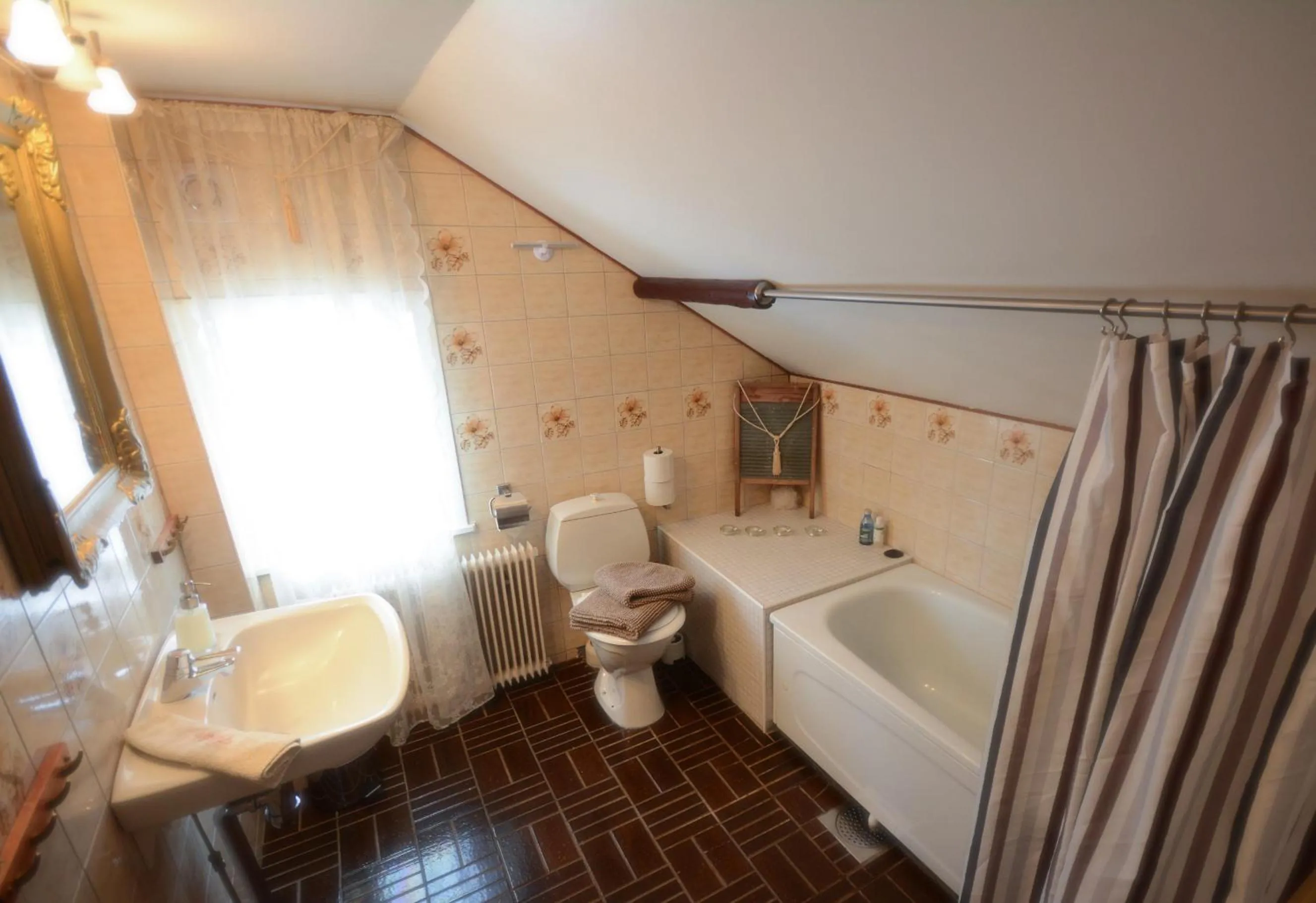 Bathroom, Bed in Eden's Garden Cottages