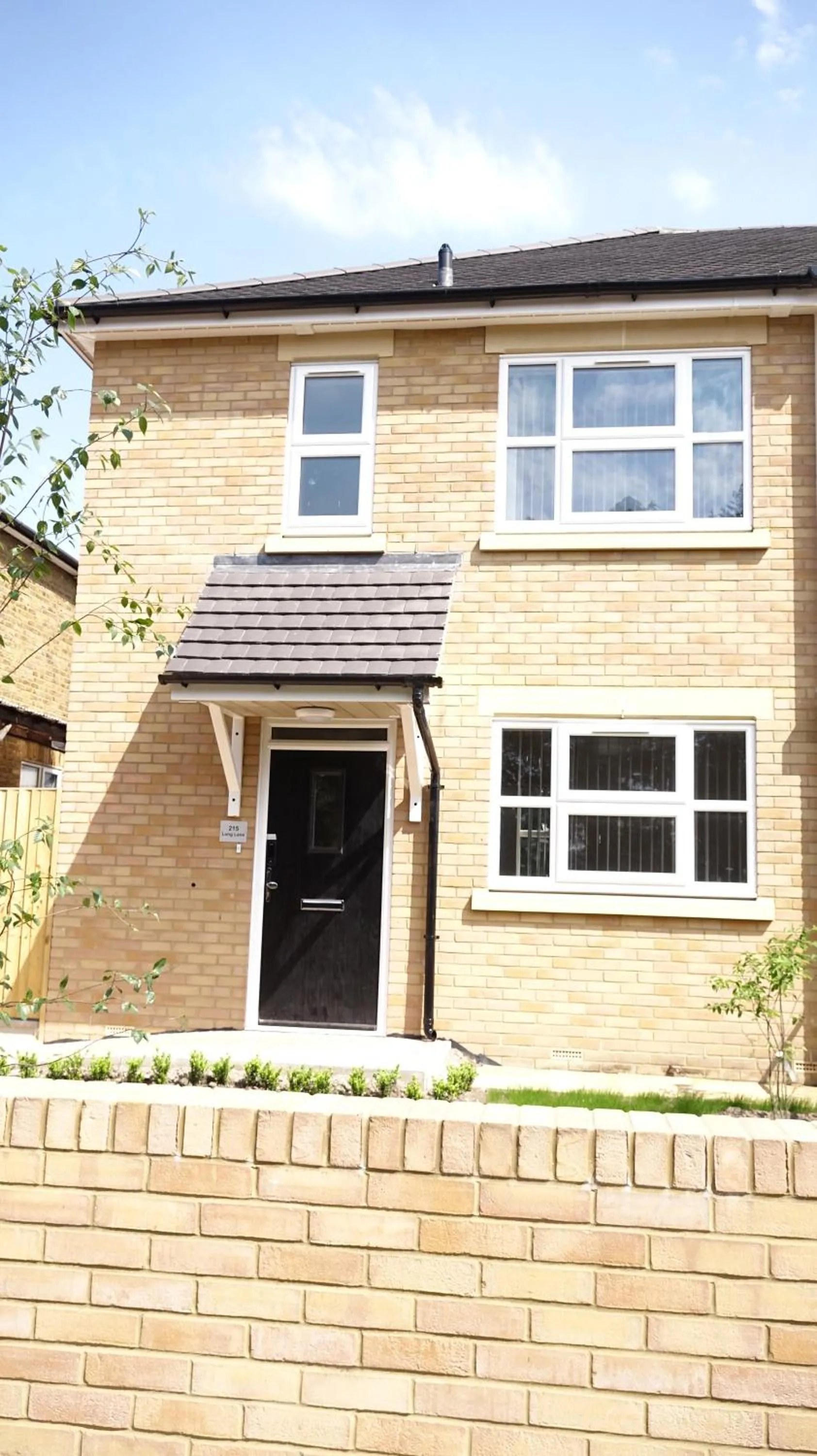 Property building in Heathrow Ensuite Rooms- Auto check in