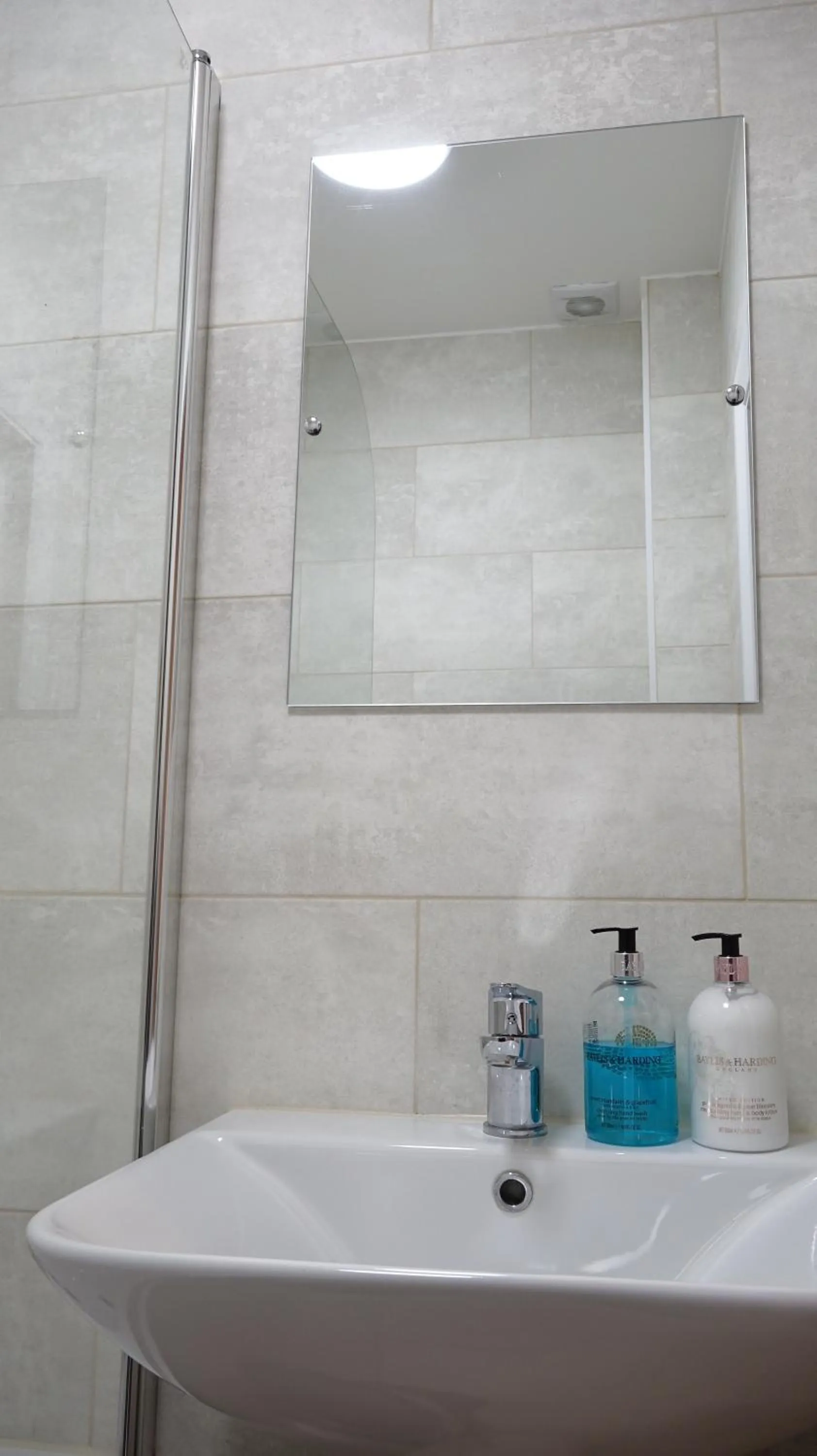 Bathroom in Heathrow Ensuite Rooms- Auto check in