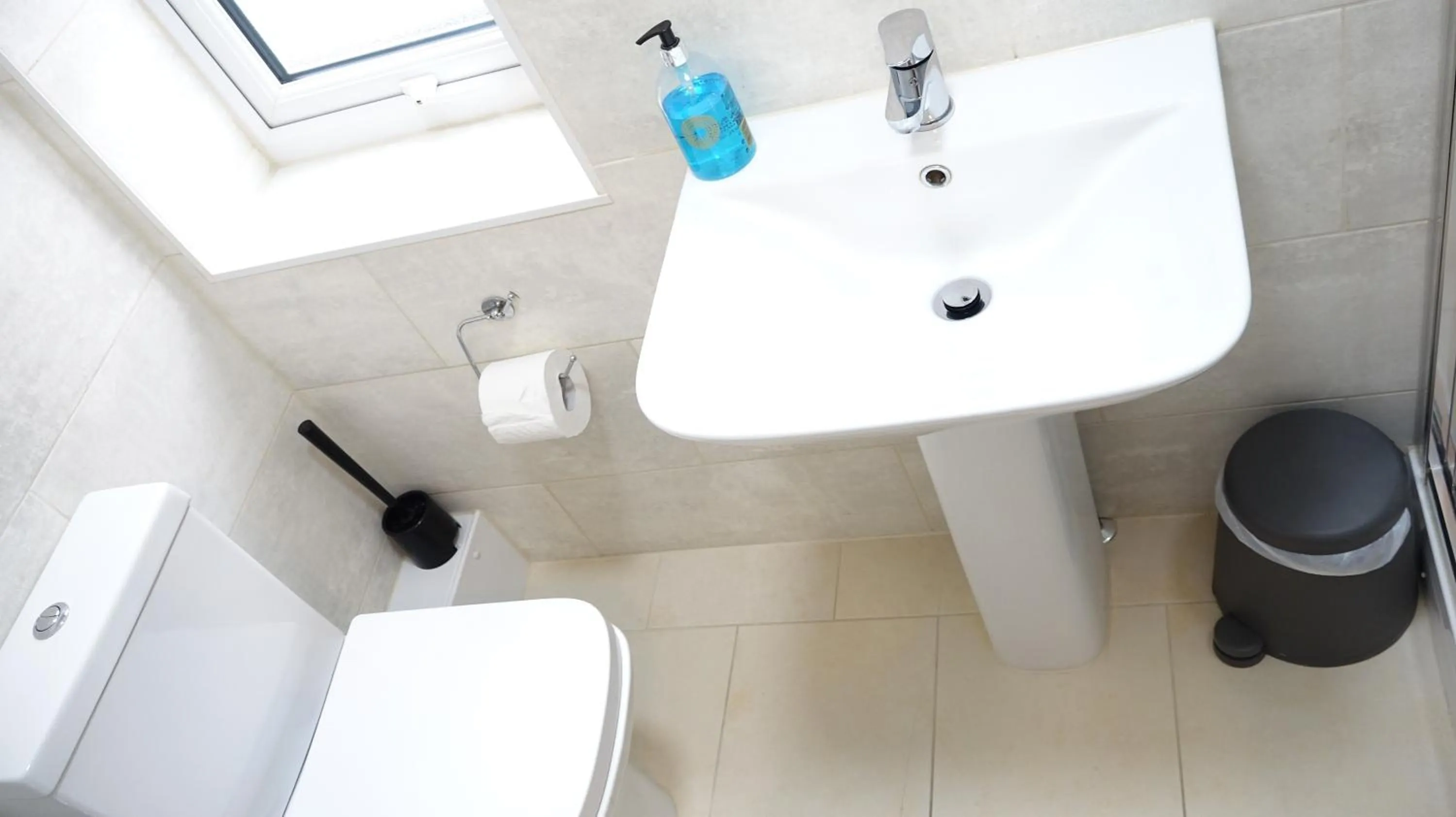 Bathroom in Heathrow Ensuite Rooms- Auto check in