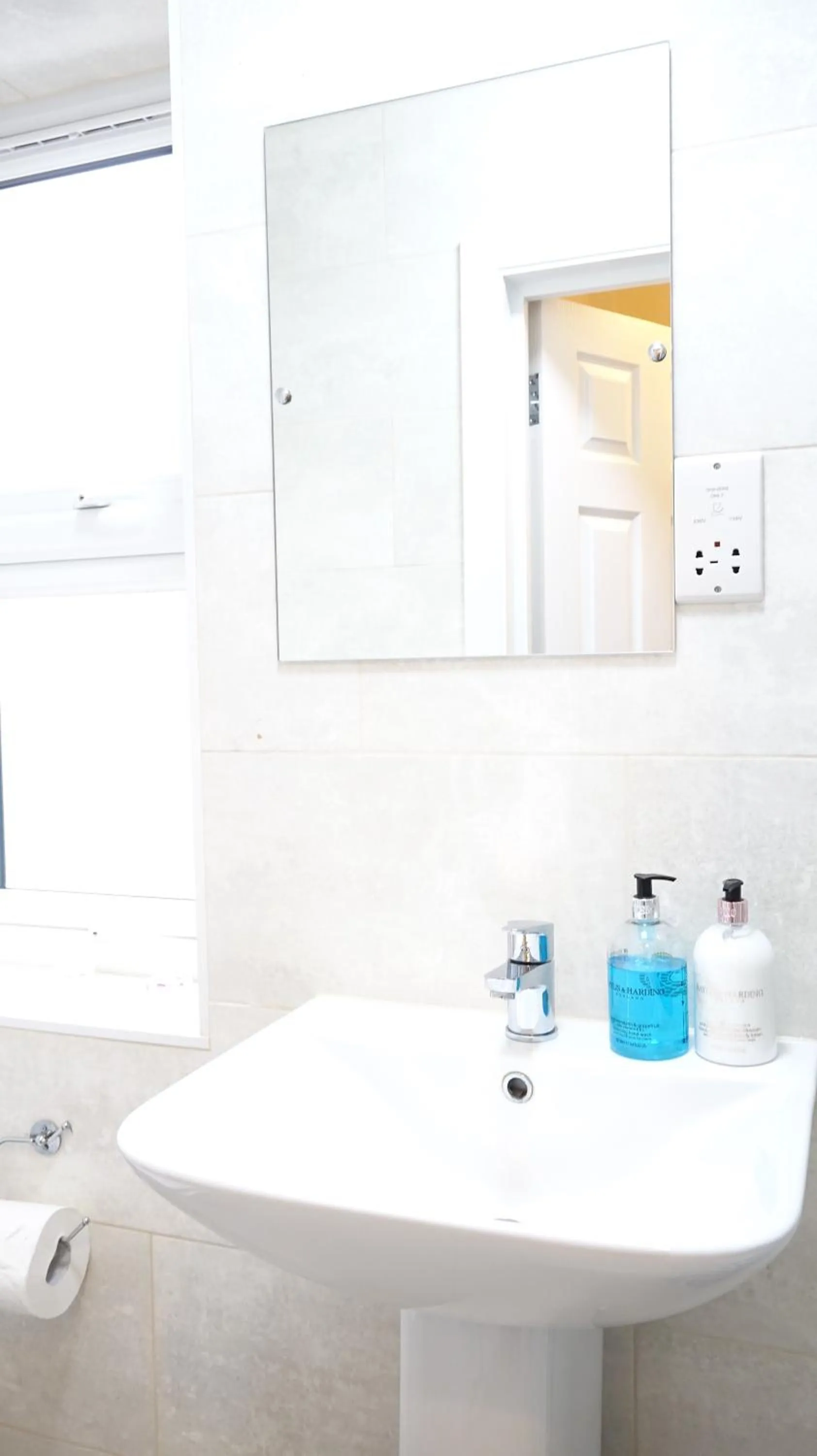 Bathroom in Heathrow Ensuite Rooms- Auto check in