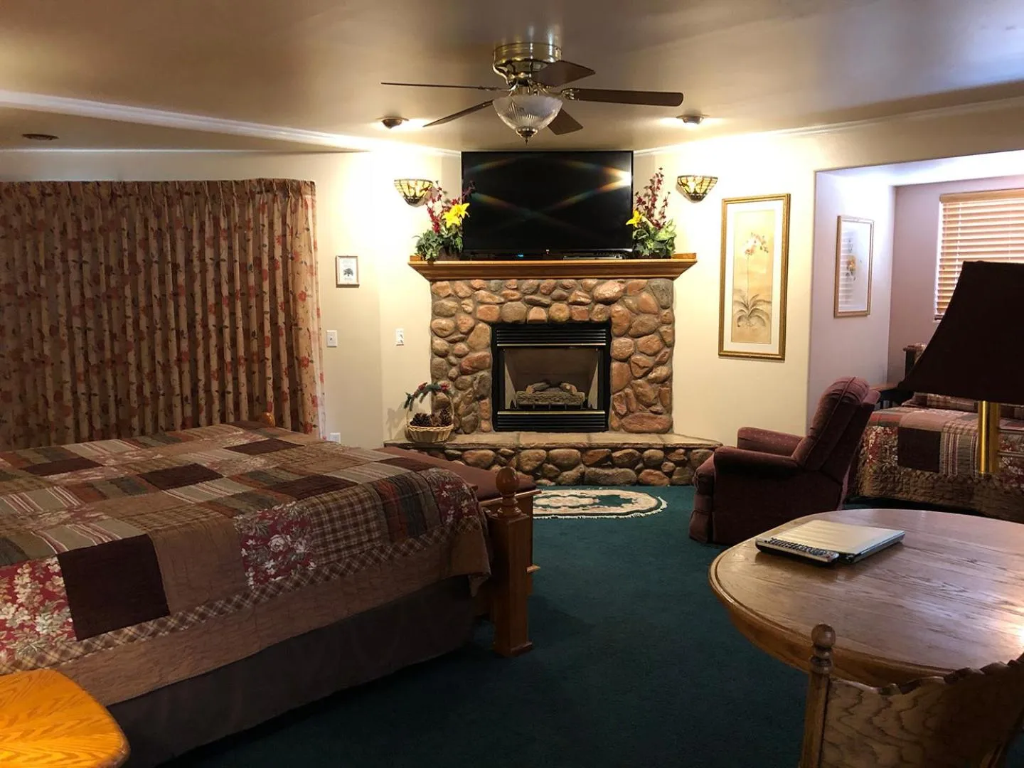 TV and multimedia in Giant Oaks Lodge