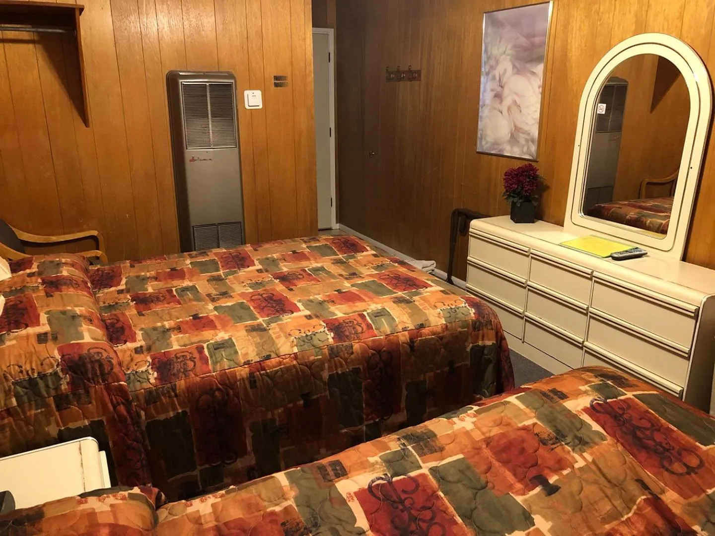 Photo of the whole room, Bed in Giant Oaks Lodge