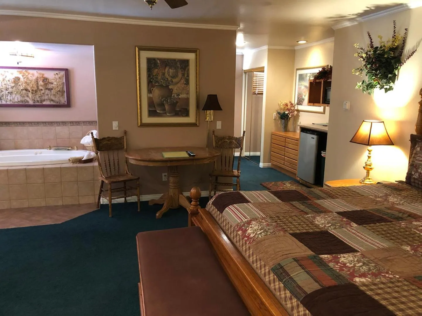 Photo of the whole room, Bed in Giant Oaks Lodge