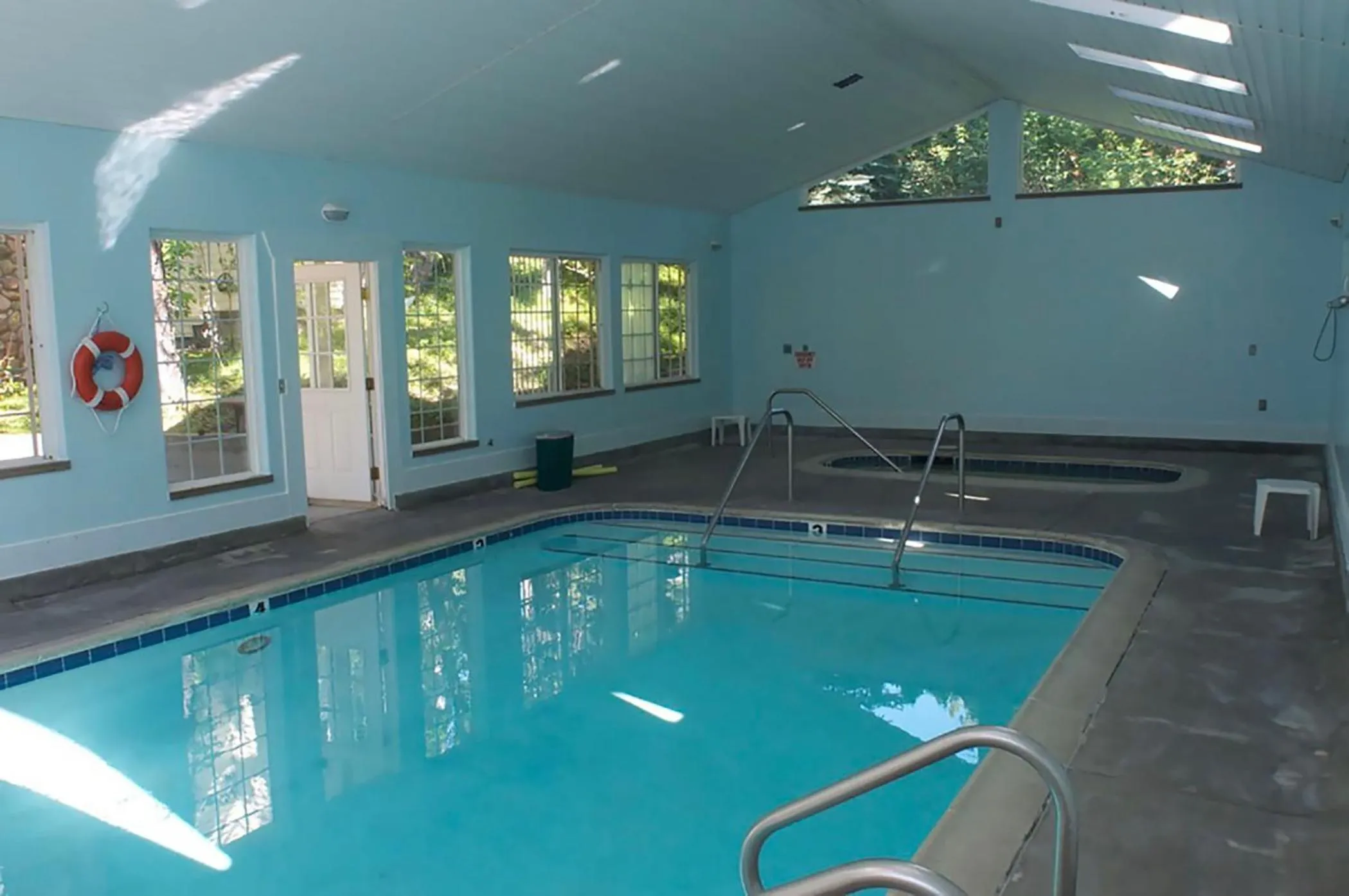 Swimming pool in Giant Oaks Lodge