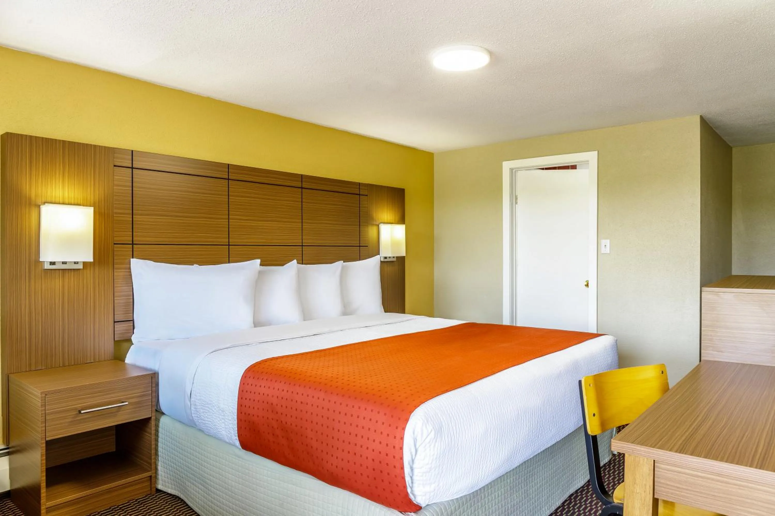 Bedroom, Bed in Motel 6 Campbellford, ON